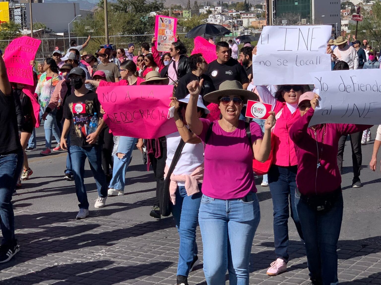 MARCHA EN APOYO AL INE, REÚNE A MILES DE CHIHUAHUENSES