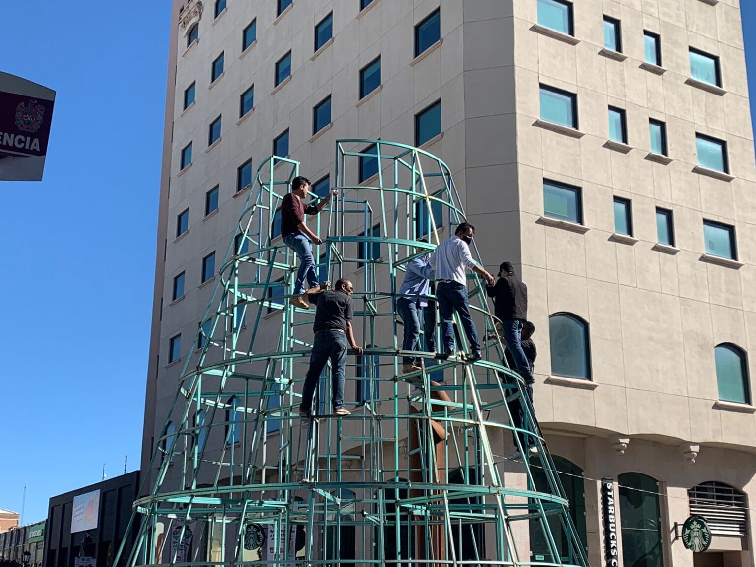 INICIAN TRABAJOS DE COLOCACIÓN DE ADORNOS NAVIDEÑOS