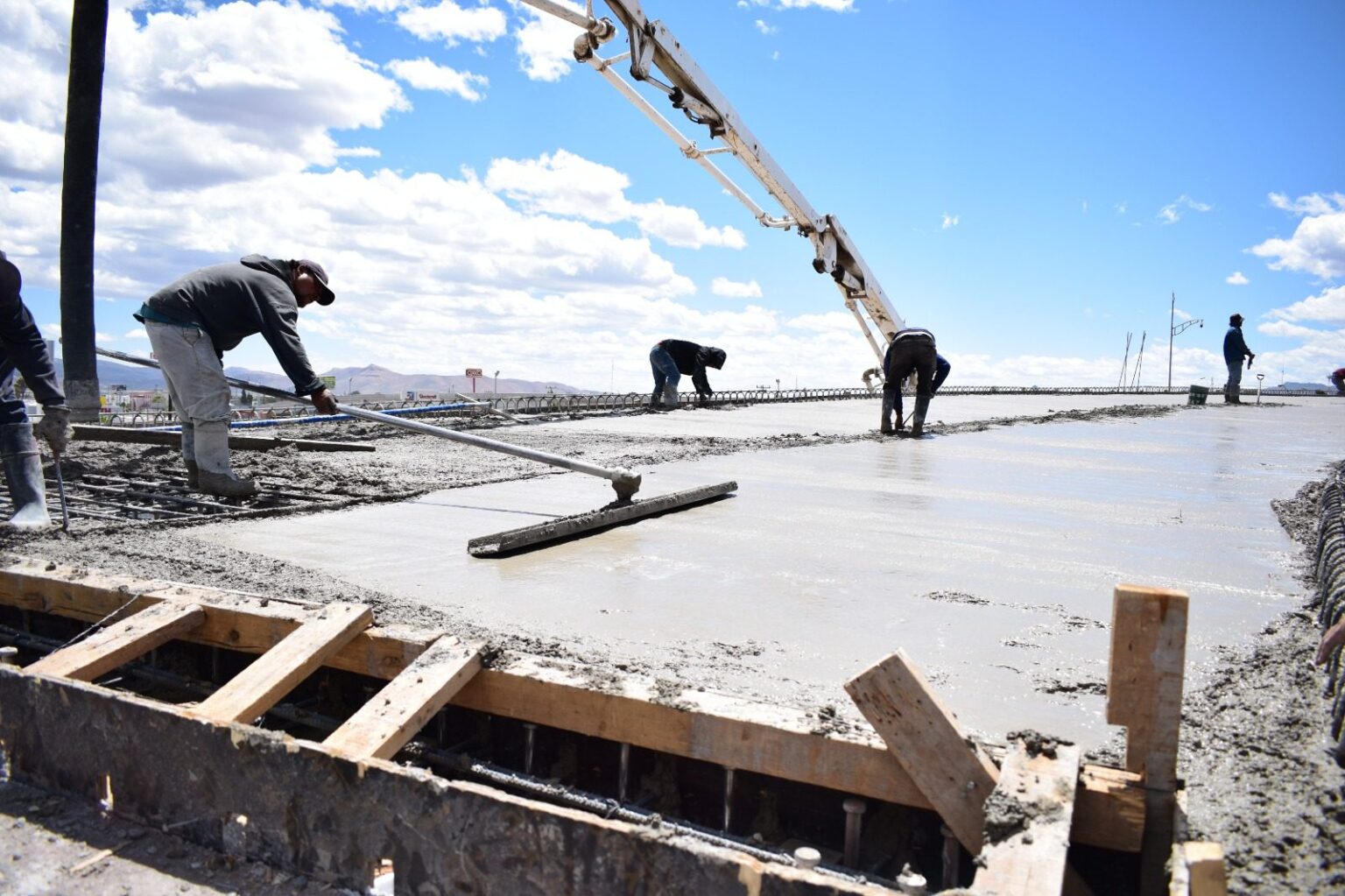 REALIZAN EL ÚLTIMO COLADO DE LOSA DEL PASO SUPERIOR EN EL DISTRIBUIDOR VIAL SUR