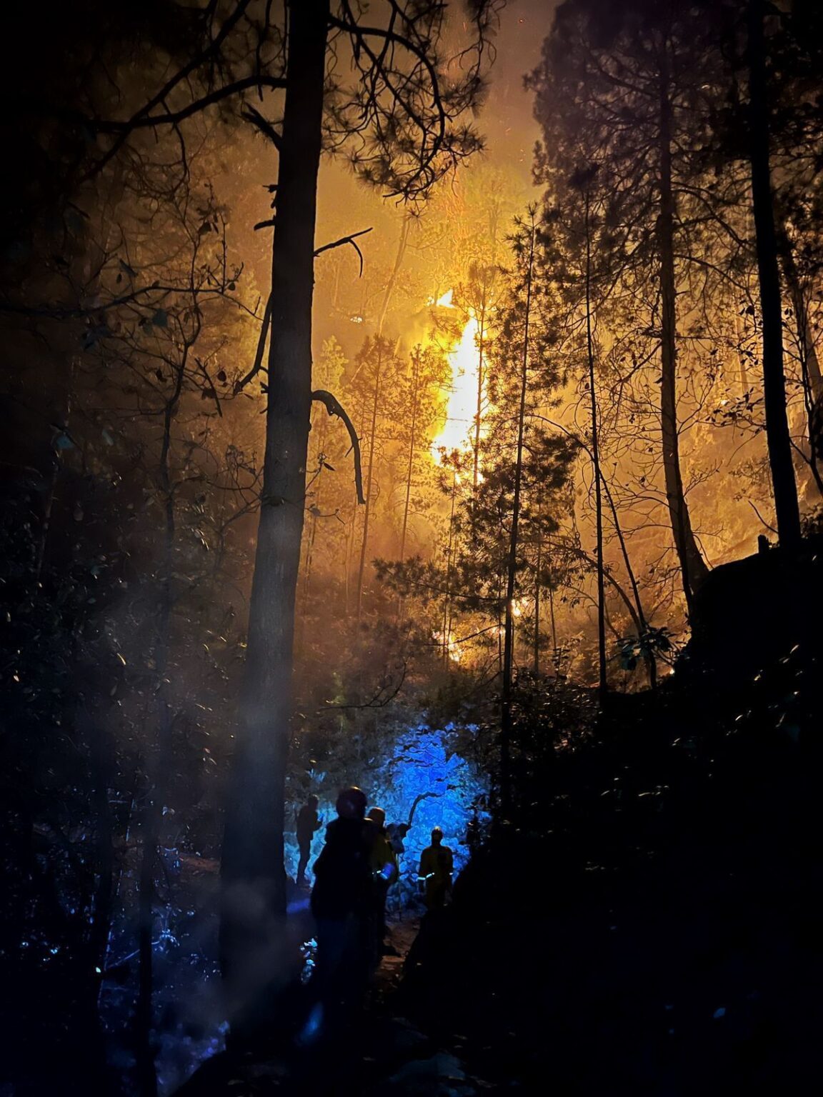 APOYA PERSONAL DEL PARQUE AVENTURAS BARRANCA DEL COBRE EN INCENDIO EN LA SIERRA DE CHIHUAHUA