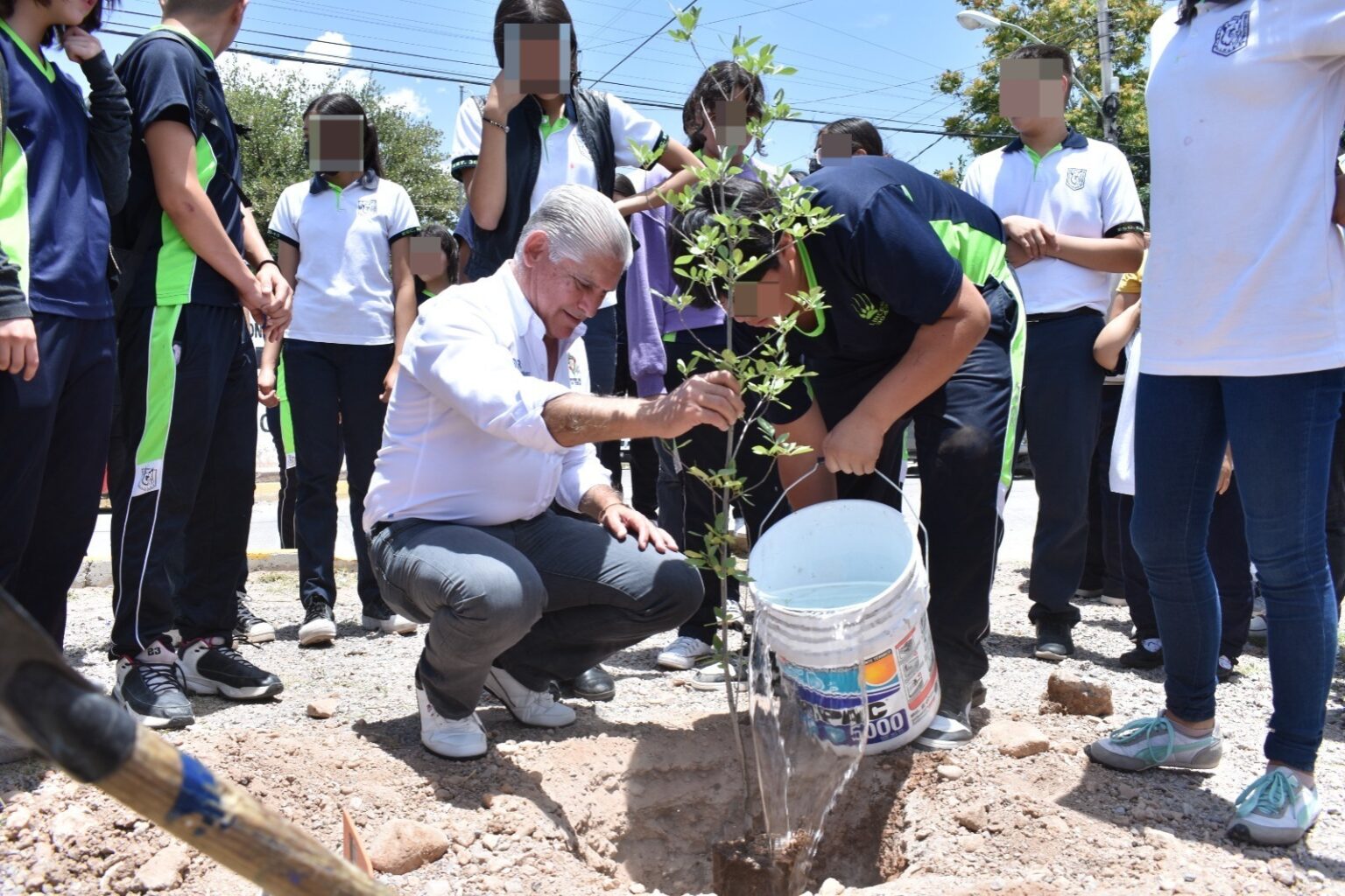 ACUDE MARIO RODRÍGUEZ A PINTAR PASOS PEATONALES Y PLANTAR ÁRBOLES EN ESCUELA MARTÍN H. BARRIOS