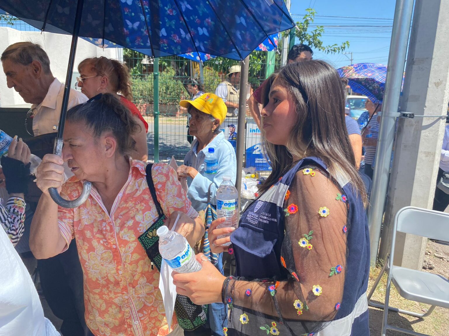 ATIENDE BIEN COMÚN A PERSONAS MAYORES CON AGUA Y SUERO ANTE ALTAS TEMPERATURAS