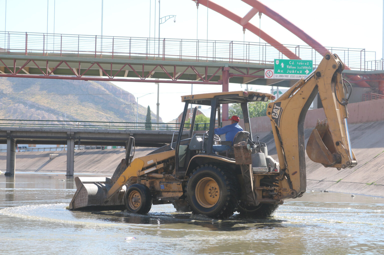 REALIZA GOBIERNO MUNICIPAL LIMPIEZA DE CANAL CHUVISCAR DE FORMA PERMANENTE