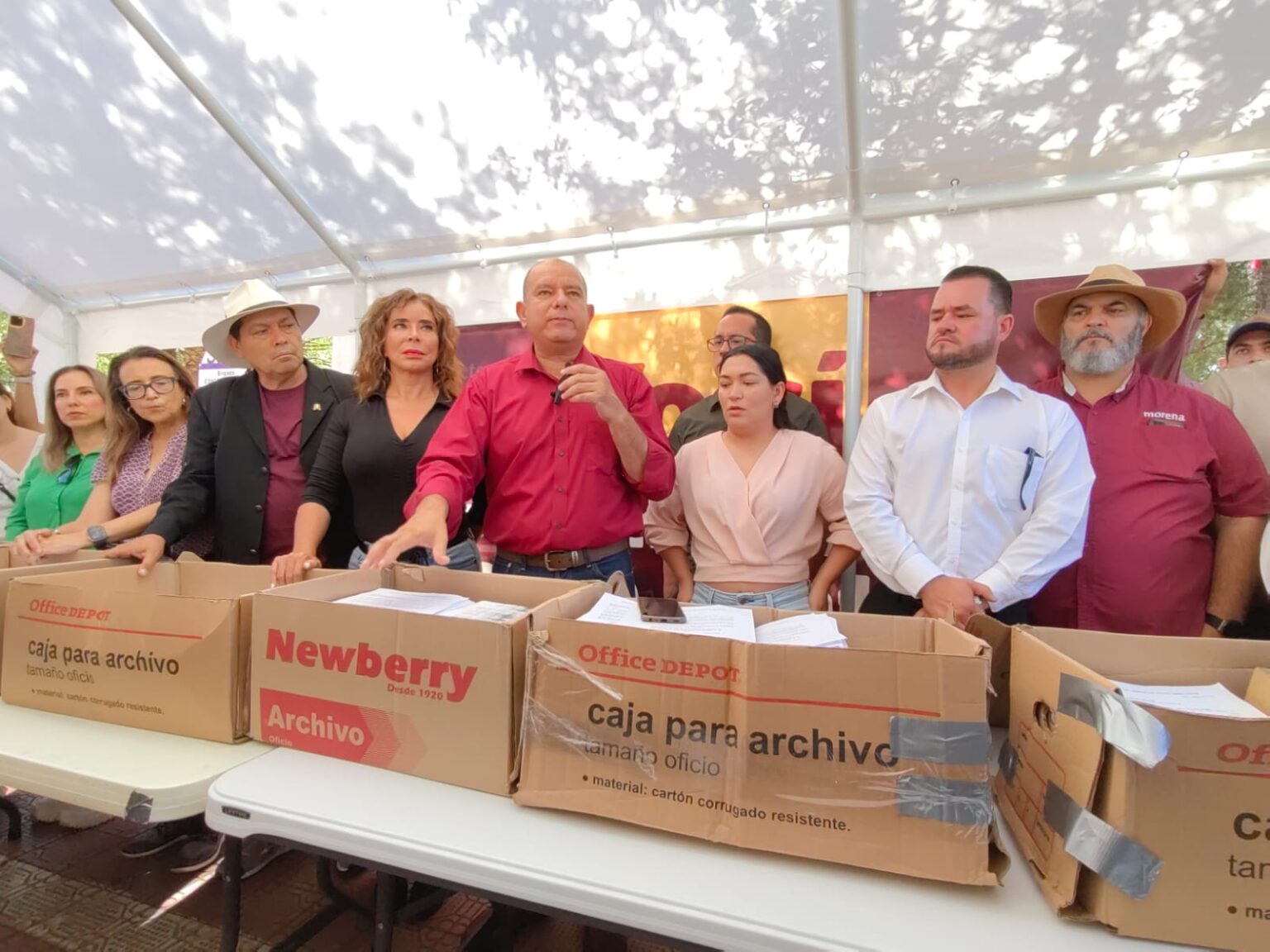 ACOMPAÑAN DIPUTADOS A PADRES DE FAMILIA A ENTREGAR 100 MIL FIRMAS A LA GOBERNADORA PARA QUE ENTREGUE LIBROS DE TEXTO