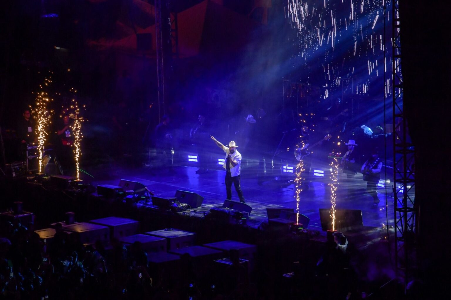 EMOCIONA CARIN LEÓN A MILES DE CHIHUAHUENSES DURANTE CIERRE DEL GRITO DE INDEPENDENCIA