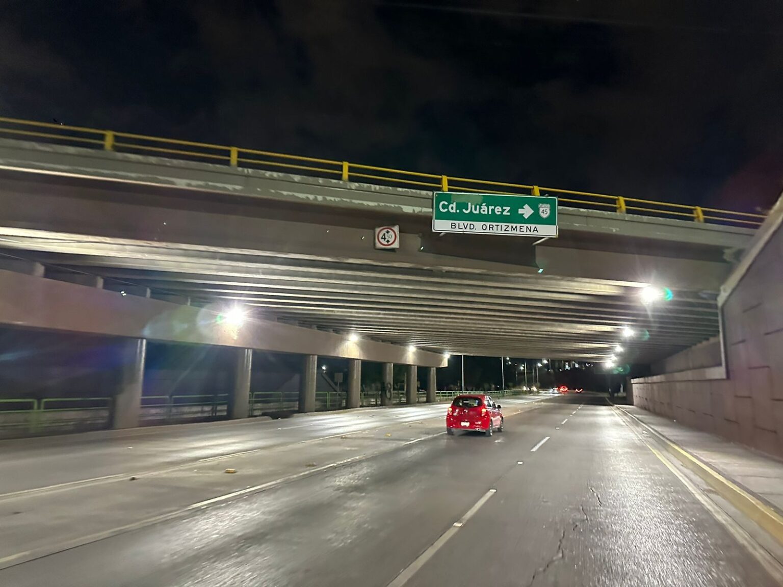 SUSTITUYE MUNICIPIO LÁMPARAS A LUZ LED EN BAJO PUENTE ENTRE LA CANTERA Y ORTIZ MENA
