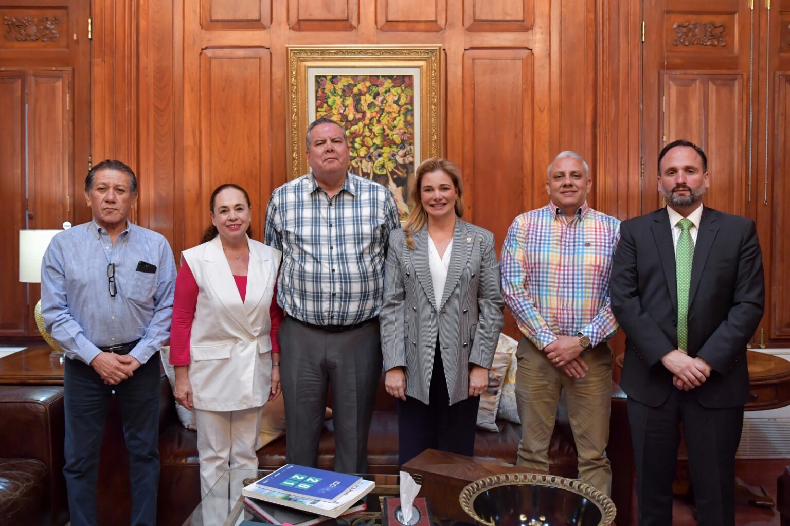 SE REÚNE MARU CAMPOS CON LÍDERES MAGISTERIALES
