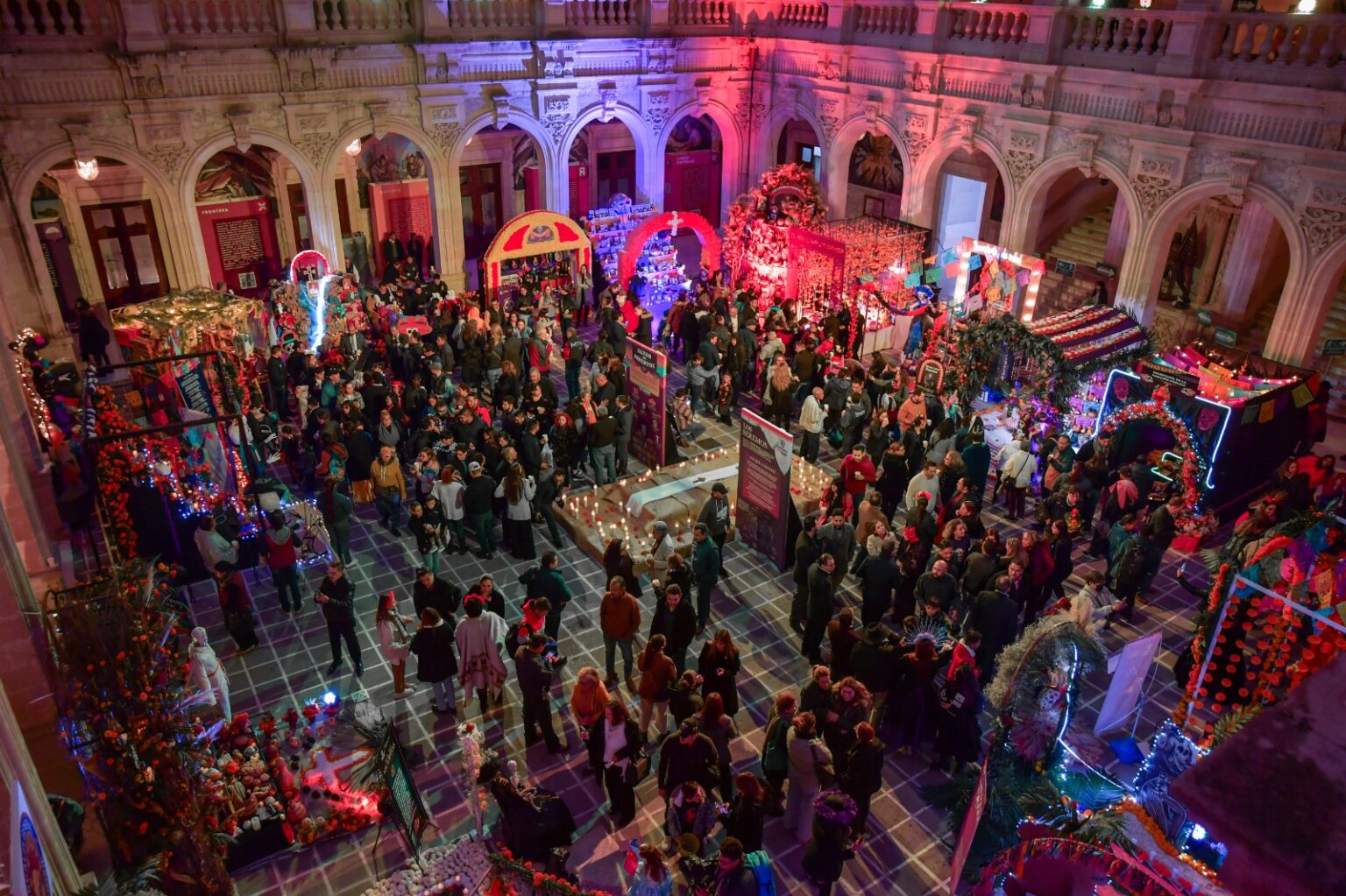 INAUGURAN EXPOSICIÓN DE ALTARES DE MUERTOS EN EL PATIO CENTRAL DEL PALACIO DE GOBIERNO