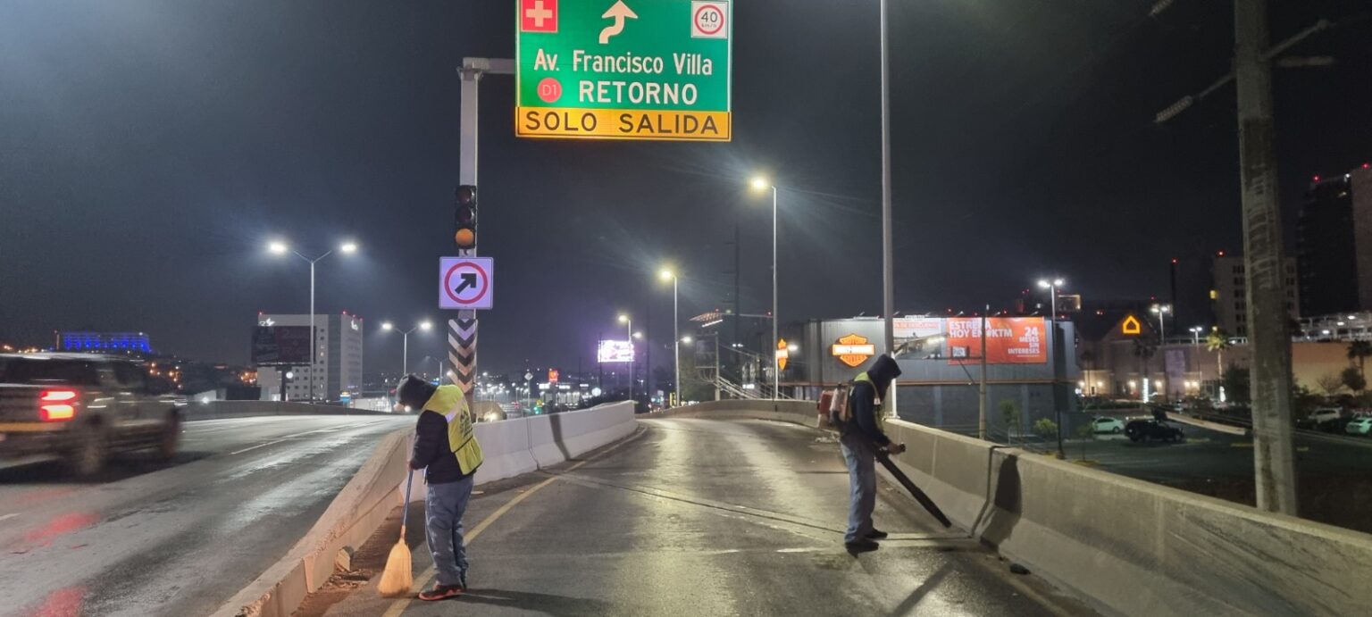 REALIZA MUNICIPIO TRABAJOS NOCTURNOS DE LIMPIEZA EN PUENTES AL NORTE DE CHIHUAHUA CAPITAL