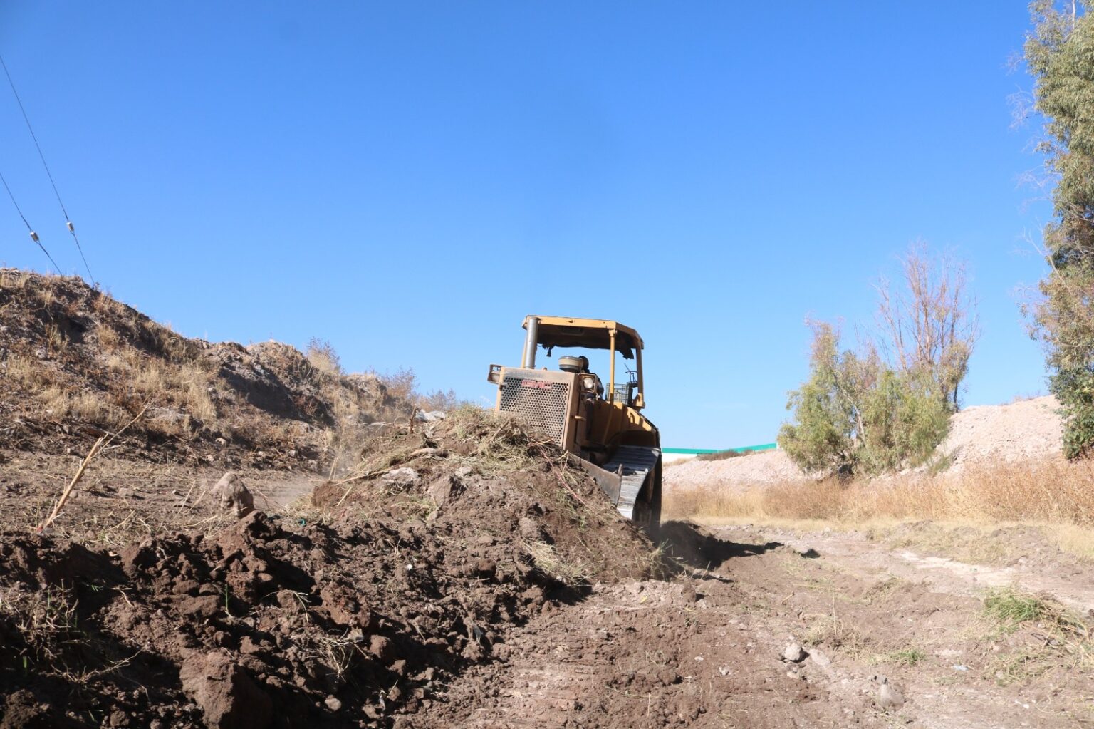 TRABAJA GOBIERNO MUNICIPAL EN LIMPIEZA DEL ARROYO EL SAUCITO