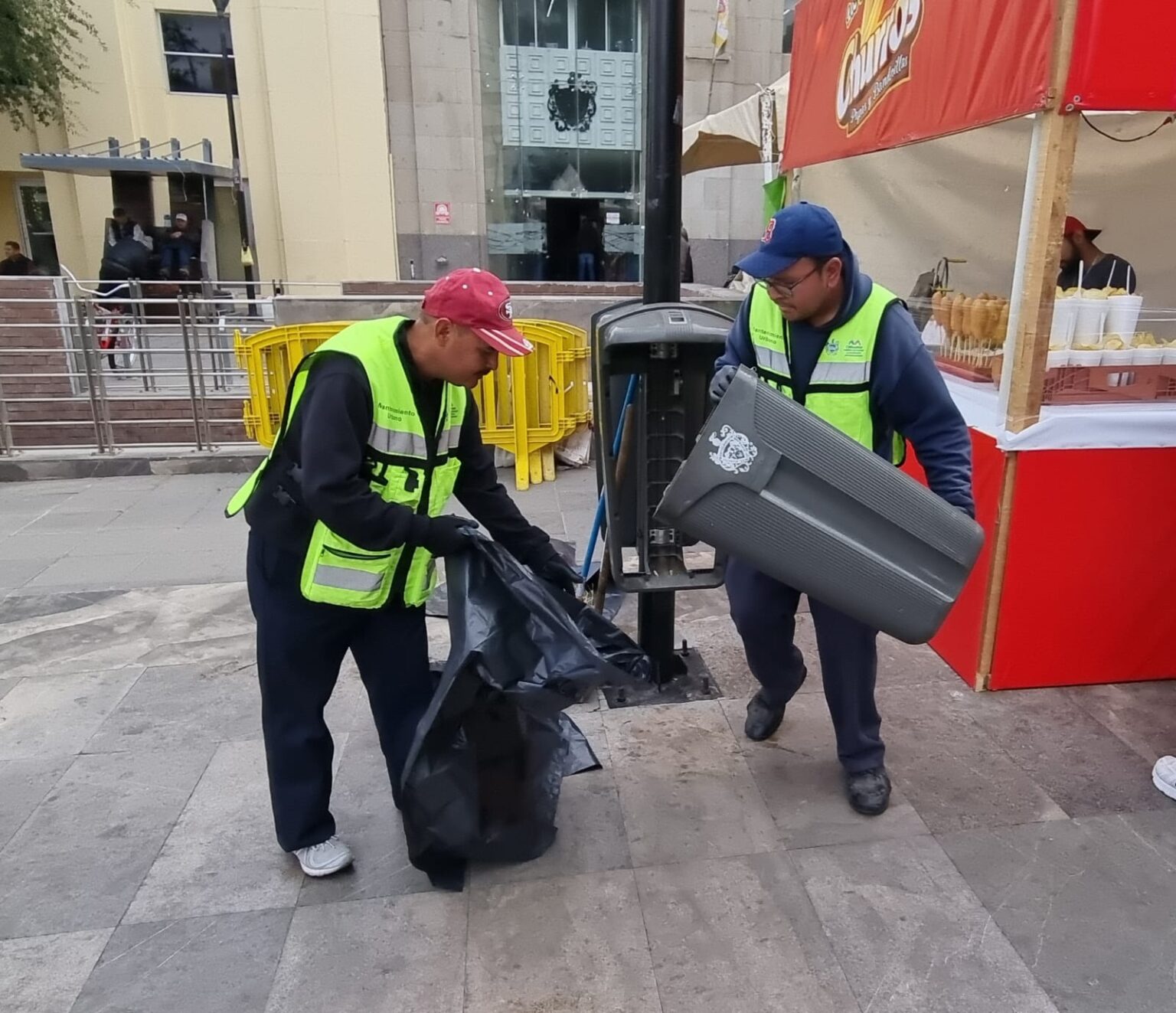 REALIZA GOBIERNO MUNICIPAL LIMPIEZA DIARIAMENTE EN PLAZA DE ARMAS