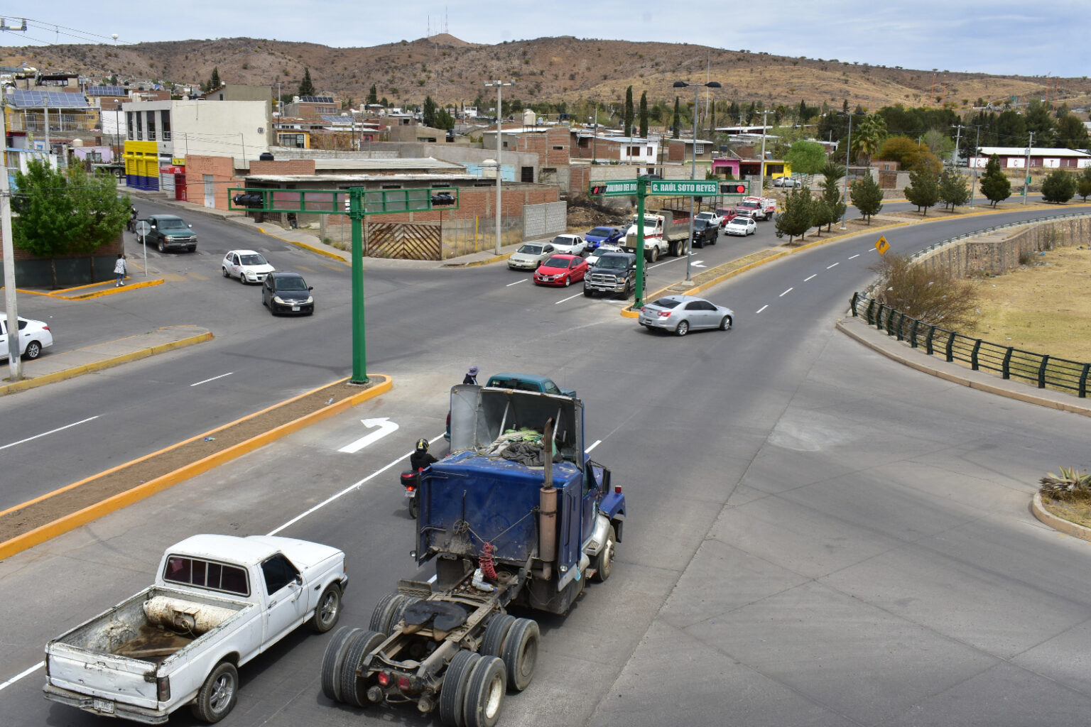 PONEN EN FUNCIONAMIENTO SEMÁFOROS EN LA INTERSECCIÓN DE VIALIDAD DEL RÍO Y RAÚL SOTO REYES