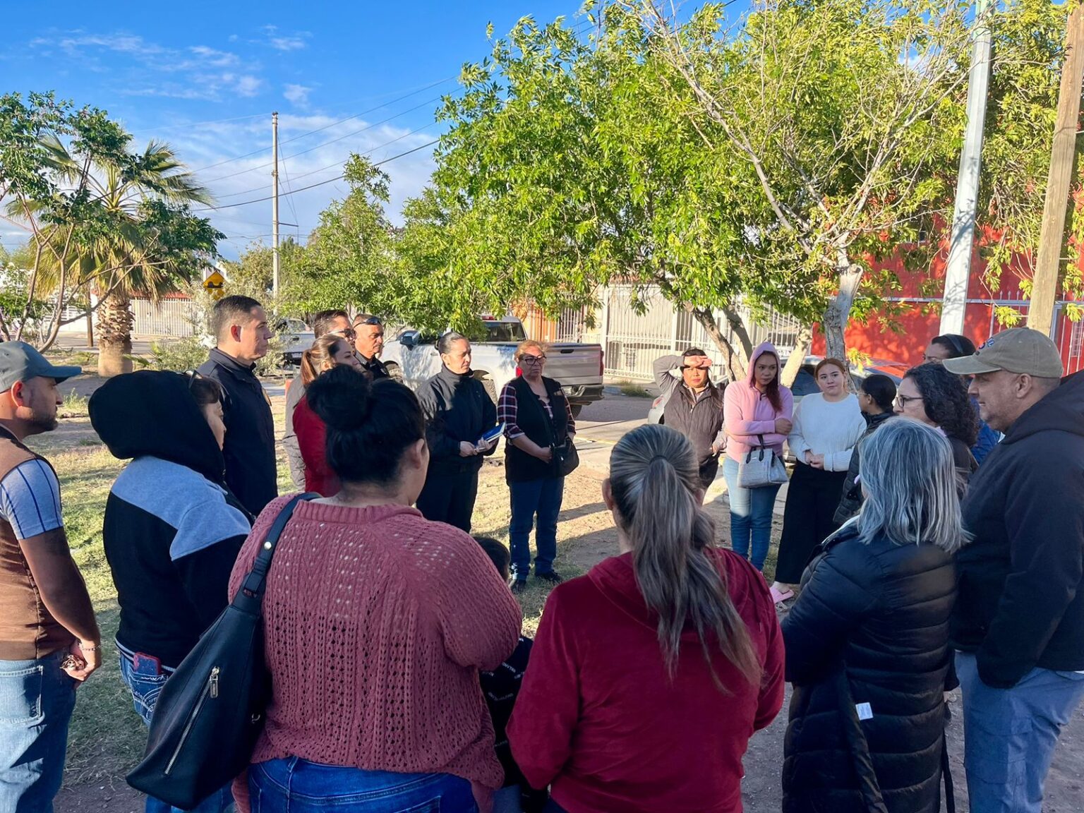 SE REÚNE DIRECTOR DE SEGURIDAD PÚBLICA CON VECINOS DEL ROBINSON