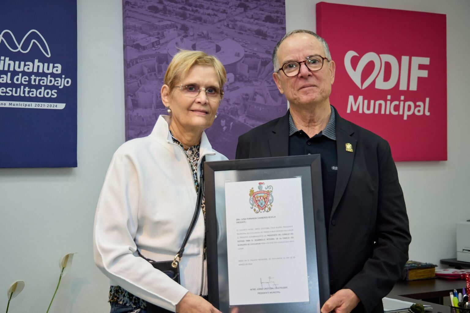 ENTREGA ALCALDE NOMBRAMIENTO A LUISA CAMBEROS COMO PRESIDENTA DEL DIF MUNICIPAL