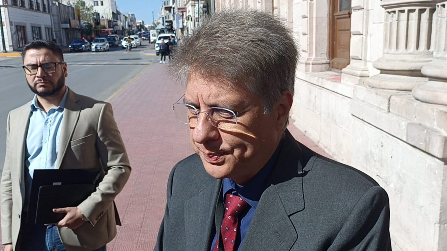 MANTIENE INE REUNIÓN EN PALACIO DE GOBIERNO