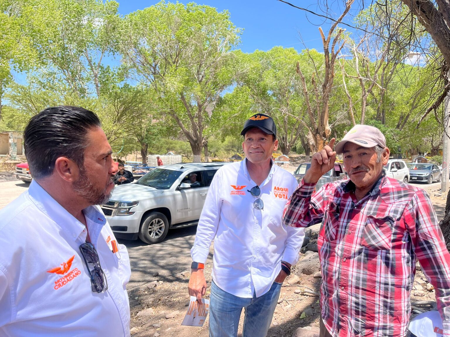 SE REÚNE KIKE VALLES CON PRODUCTORES AGRÍCOLAS DE EL CHARCO