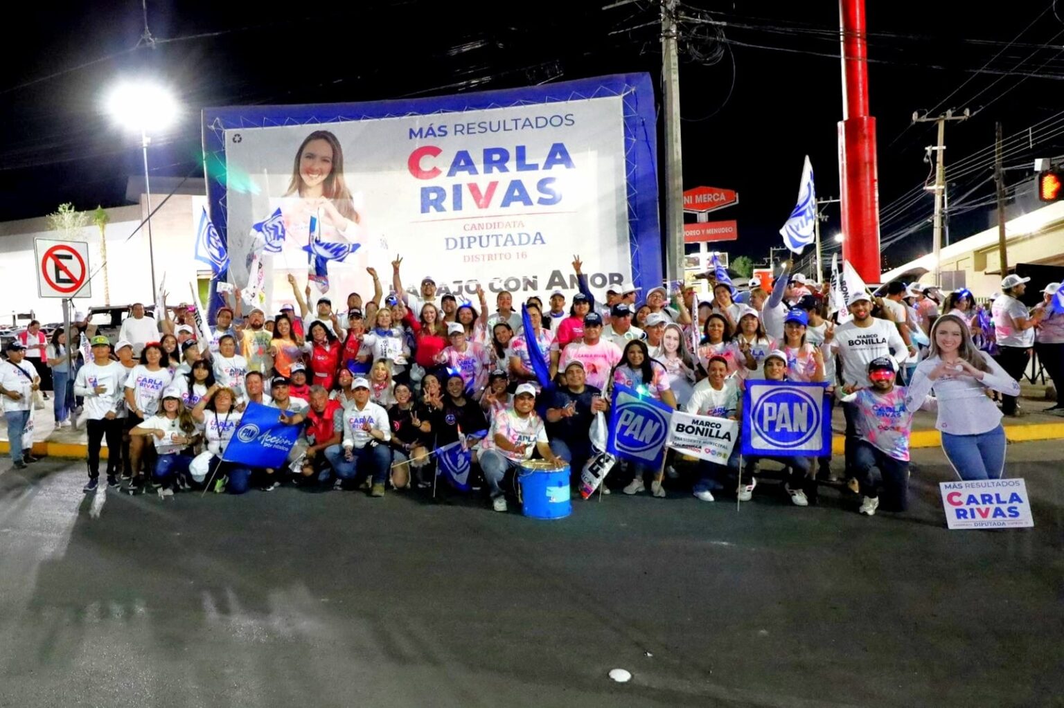 REALIZAN JÓVENES CON CARLA RIVAS CRUCERO NEÓN EN EL DISTRIBUIDOR VIAL SUR.