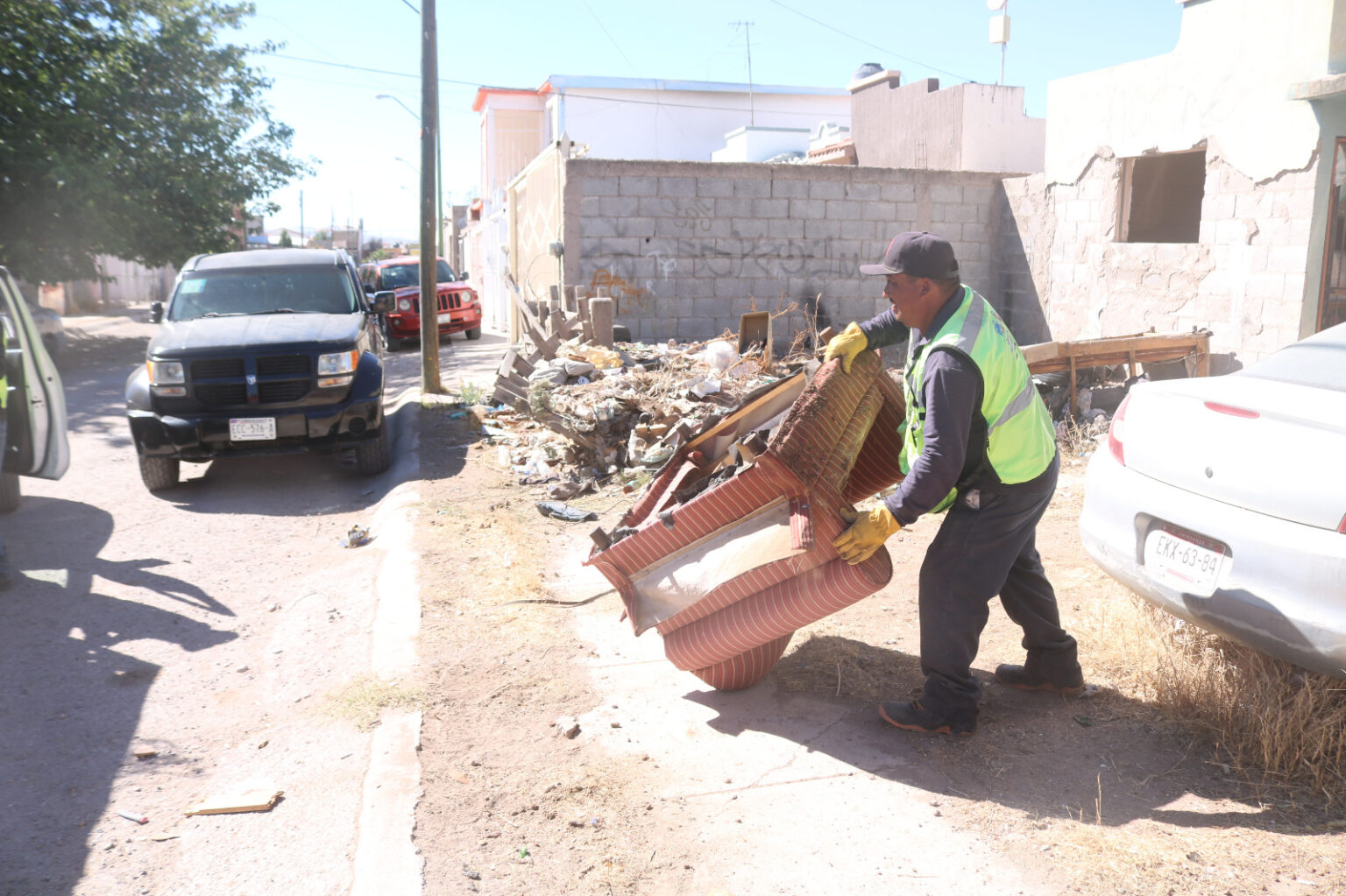 PARA PREVENIR ACUMULACIONES Y PLAGAS, REALIZAN LIMPIEZA EN CALLES DE COLONIA LOS NARANJOS