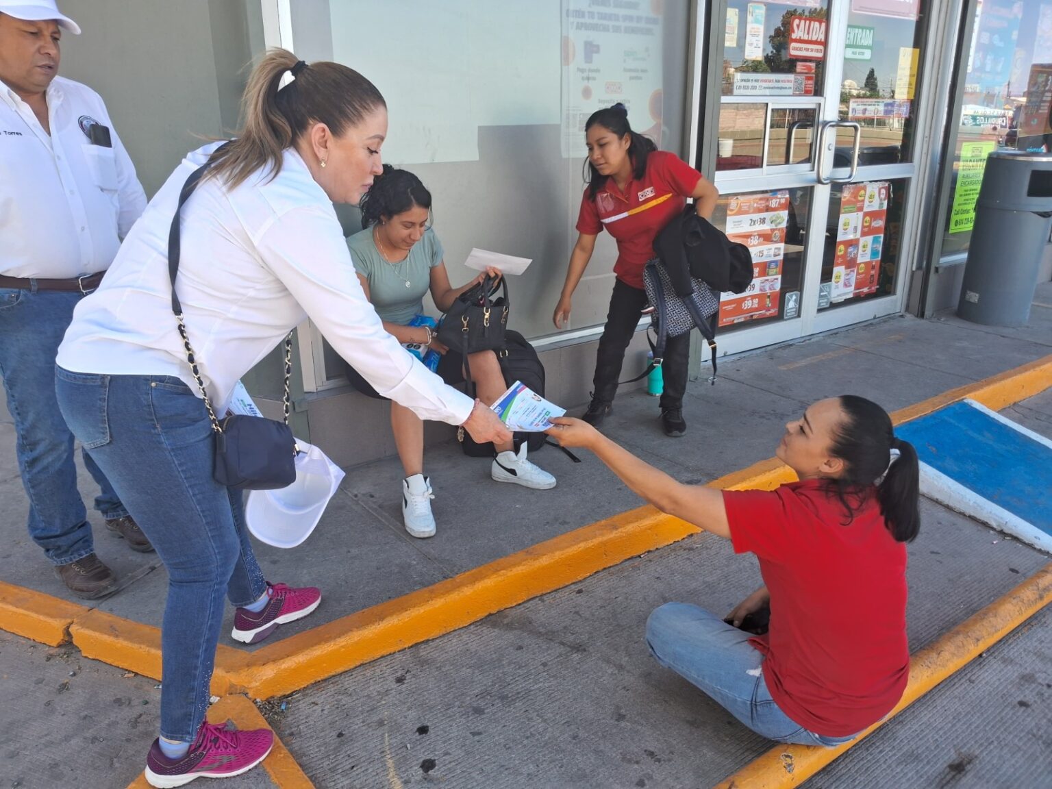 DA CANDIDATA A LA ALCALDÍA POR PMR RECORRIDO EN LA ALFREDO CHÁVEZ