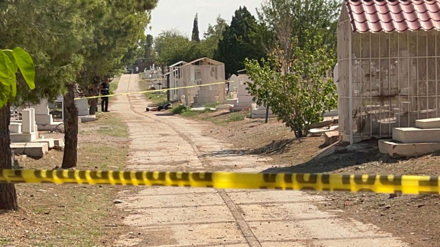 SE QUITÓ LA VIDA EN LA TUMBA DE SU MADRE; HABRÍA ASESINADO A SU ESPOSA MOMENTOS ANTES