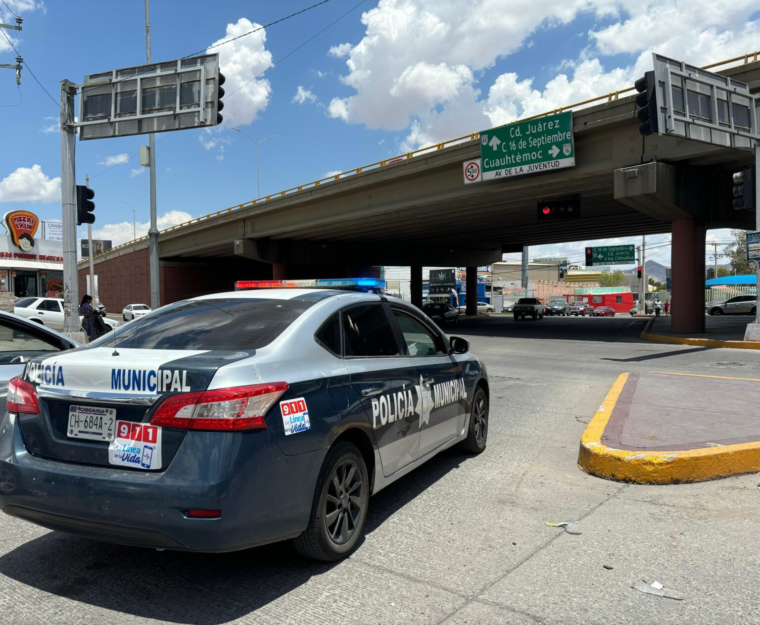 POLICÍAS MUNICIPALES SALVAN A HOMBRE QUE QUERÍA ATENTAR CONTRA SU VIDA EN PUENTE DEL PERIFÉRICO DE LA JUVENTUD