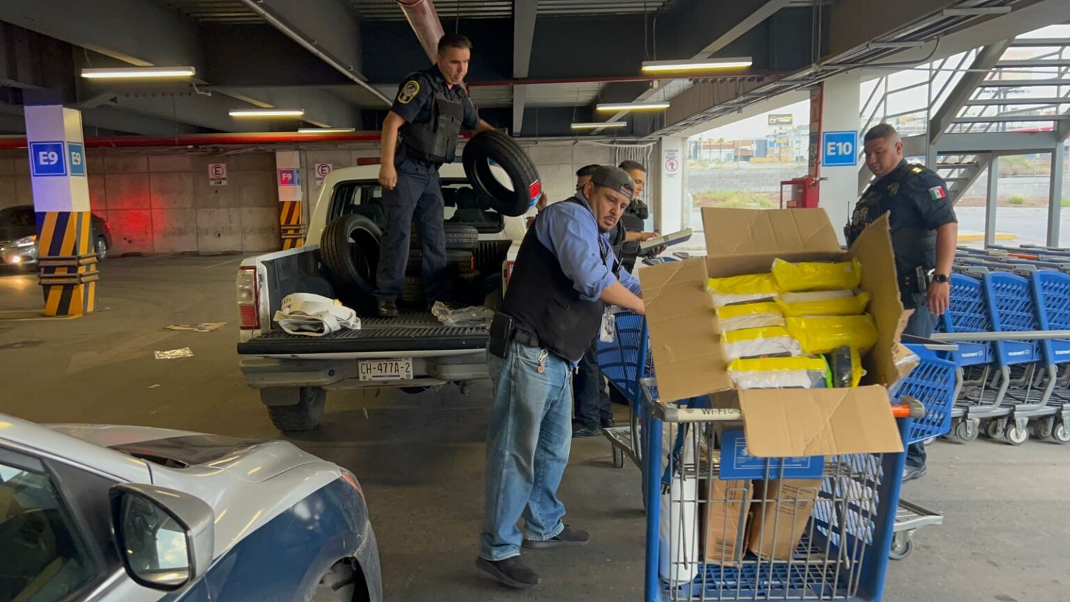 FUE DETENIDO MIENTRAS TRANSPORTABA CARRITO DE MANDADO LLENO POR CALLES DE LA CIUDAD