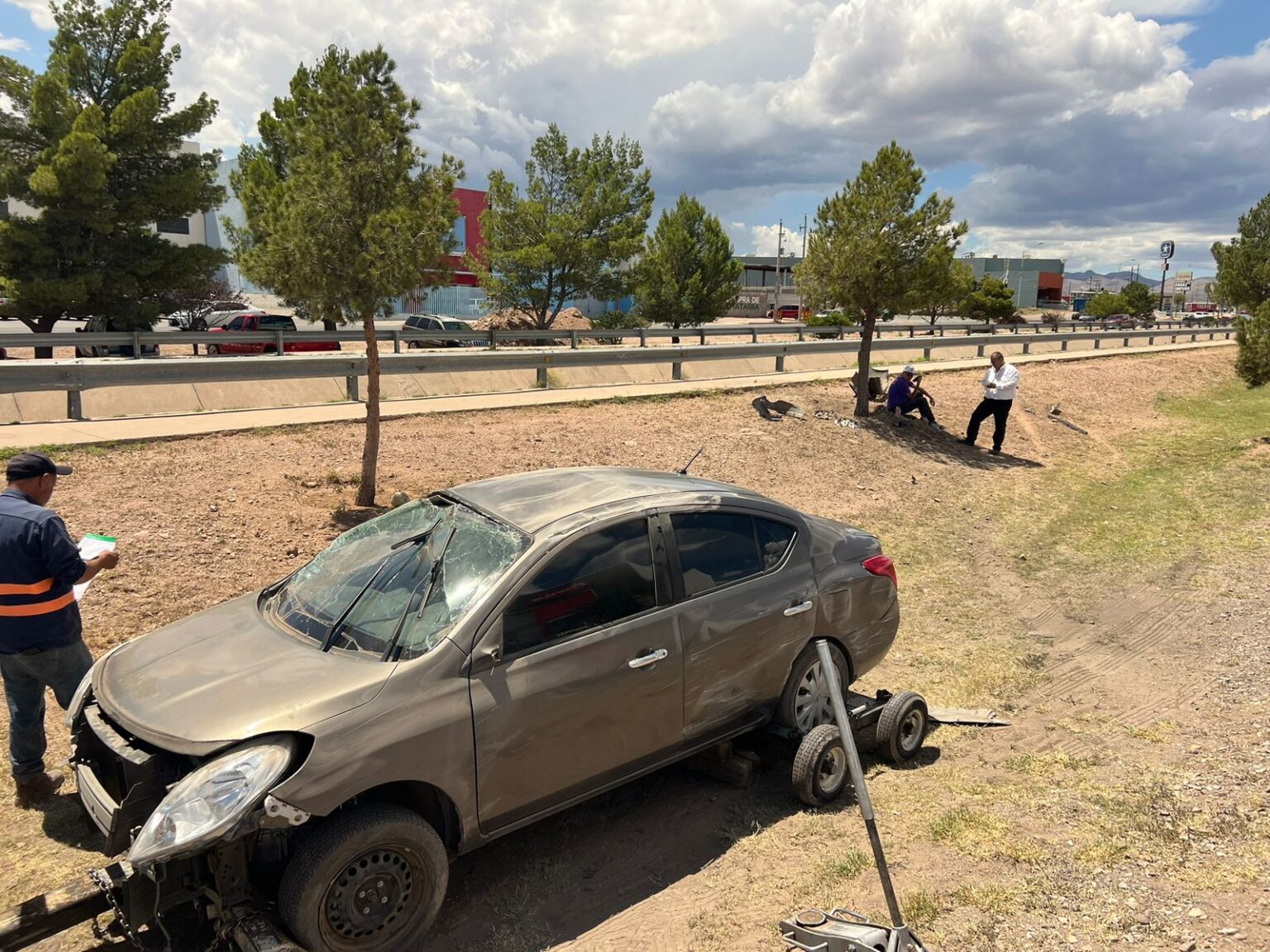JOVEN VUELCA SU AUTO EN LA VIALIDAD LOS NOGALES