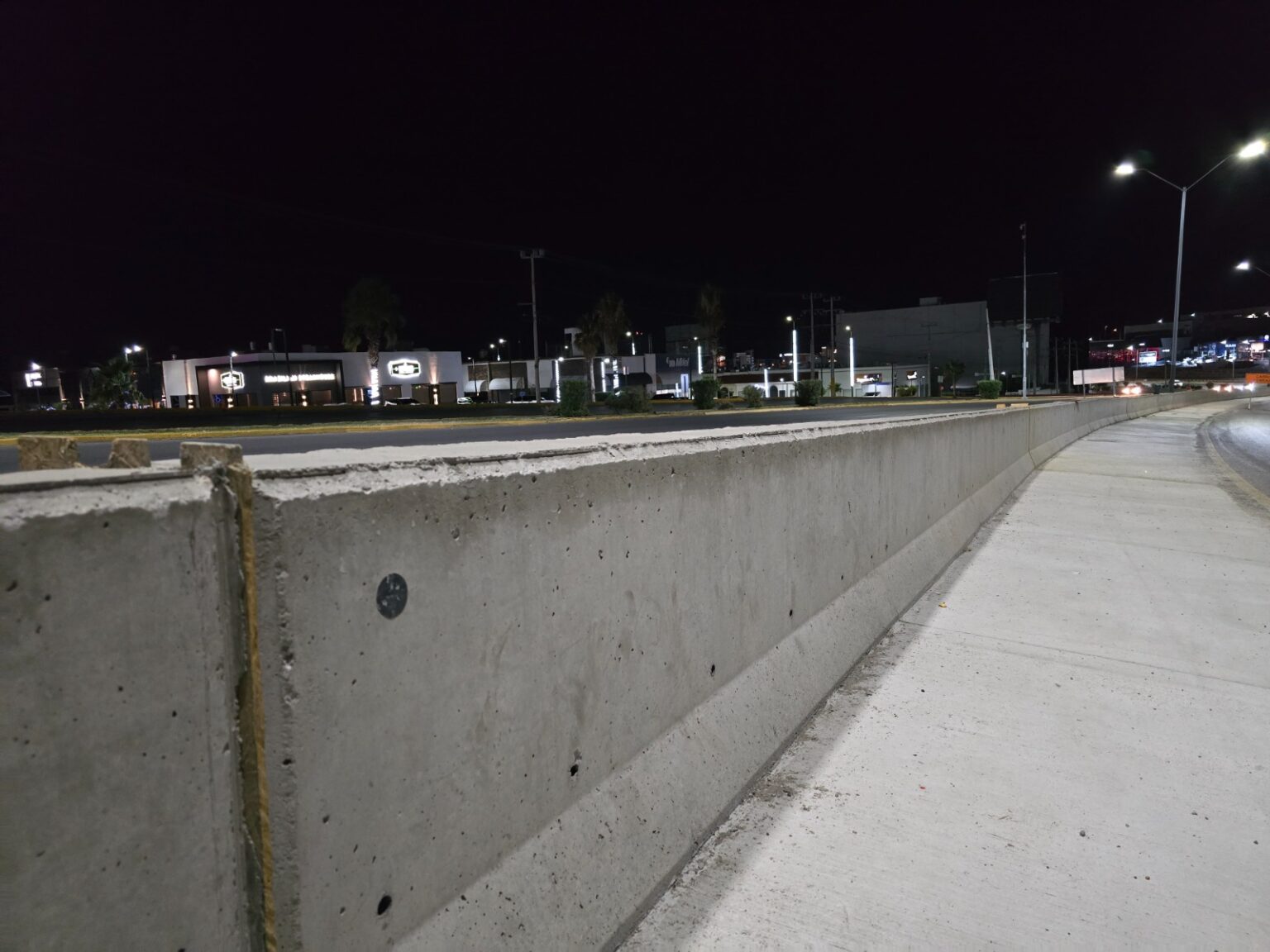 AVANZA CONSTRUCCIÓN DE BARRERA EN PERIJUV PARA MAYOR SEGURIDAD VIAL