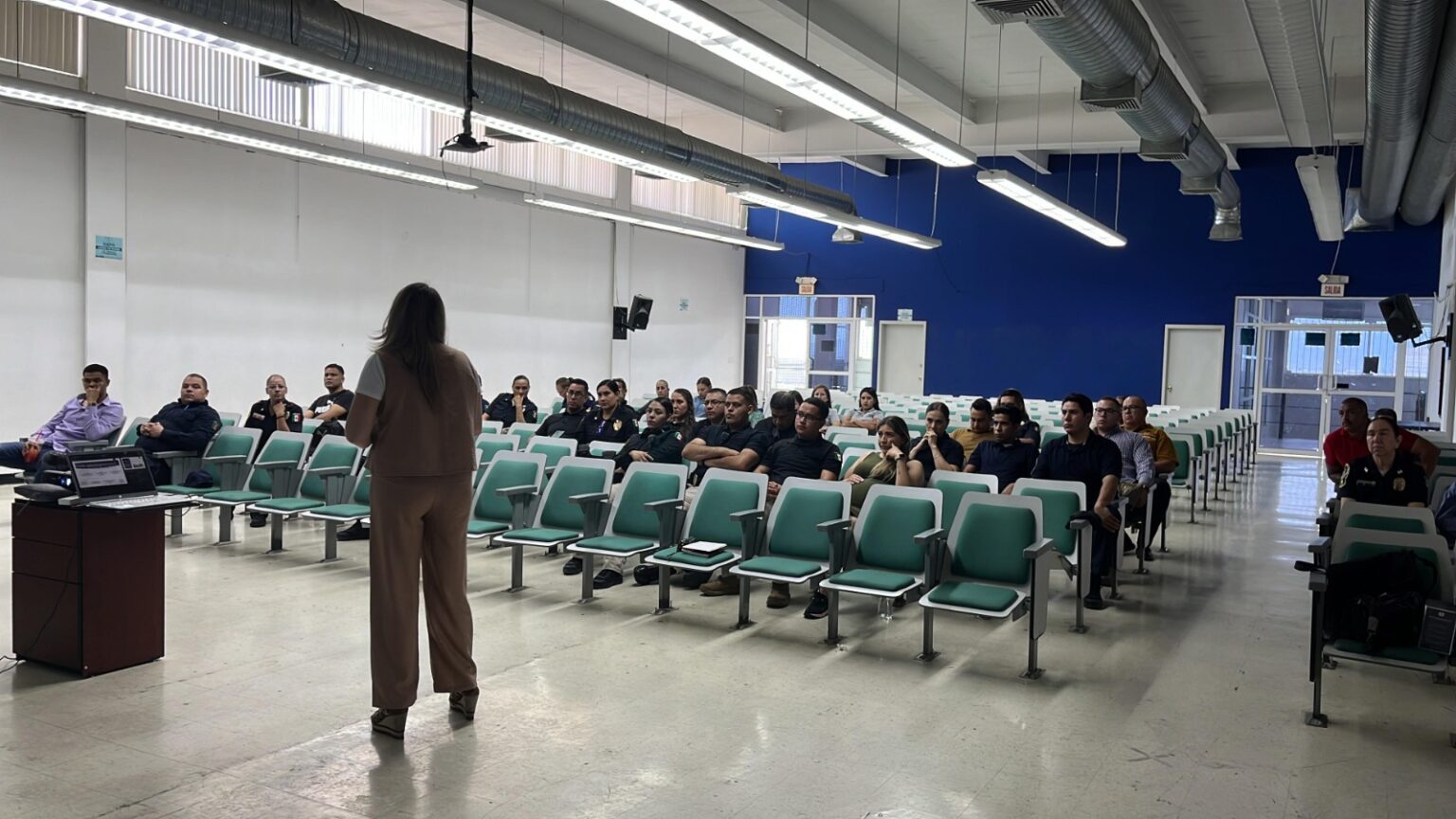 CAPACITAN A POLICÍA MUNICIPAL PARA BRINDAR PRIMEROS AUXILIOS PSICOLÓGICOS A VÍCTIMAS