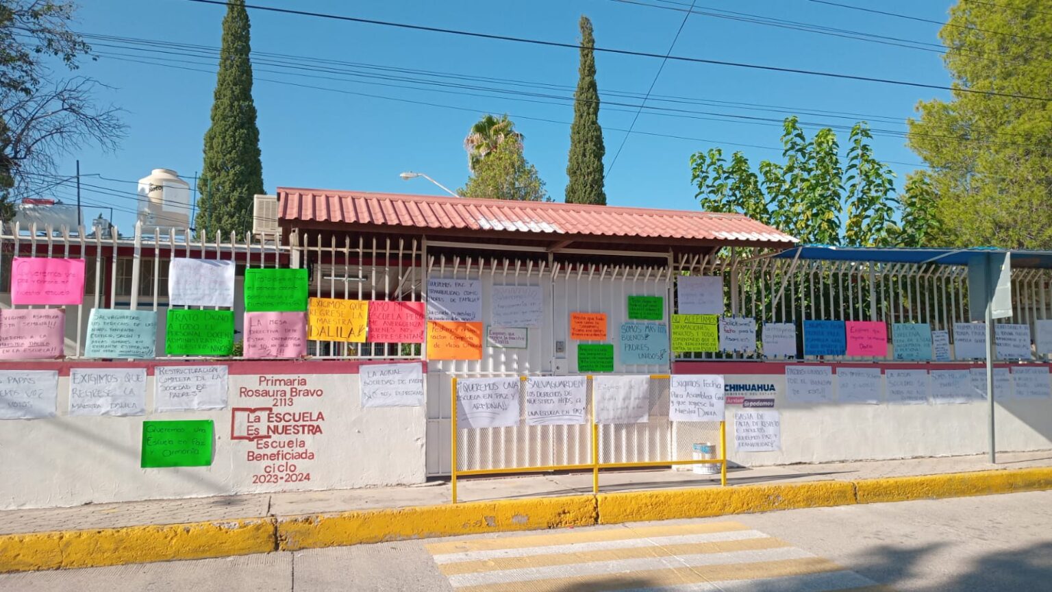 CONTINÚA MANIFESTACIÓN DE PADRES DE FAMILIA DE LA ESCUELA PRIMARIA ROSAURA BRAVO