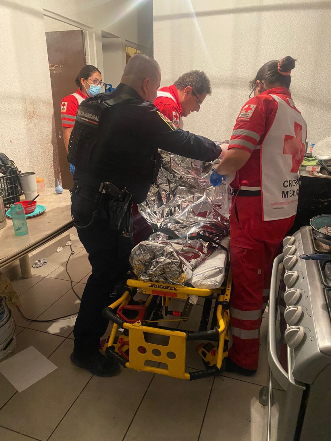 ATIENDEN POLICÍAS MUNICIPALES A MUJER EN LABOR DE PARTO