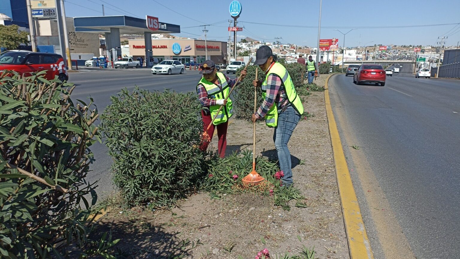CONTINÚA MUNICIPIO CON TRABAJOS DIARIOS DE LIMPIEZA EN VIALIDADES AL NORTE DE LA CIUDAD