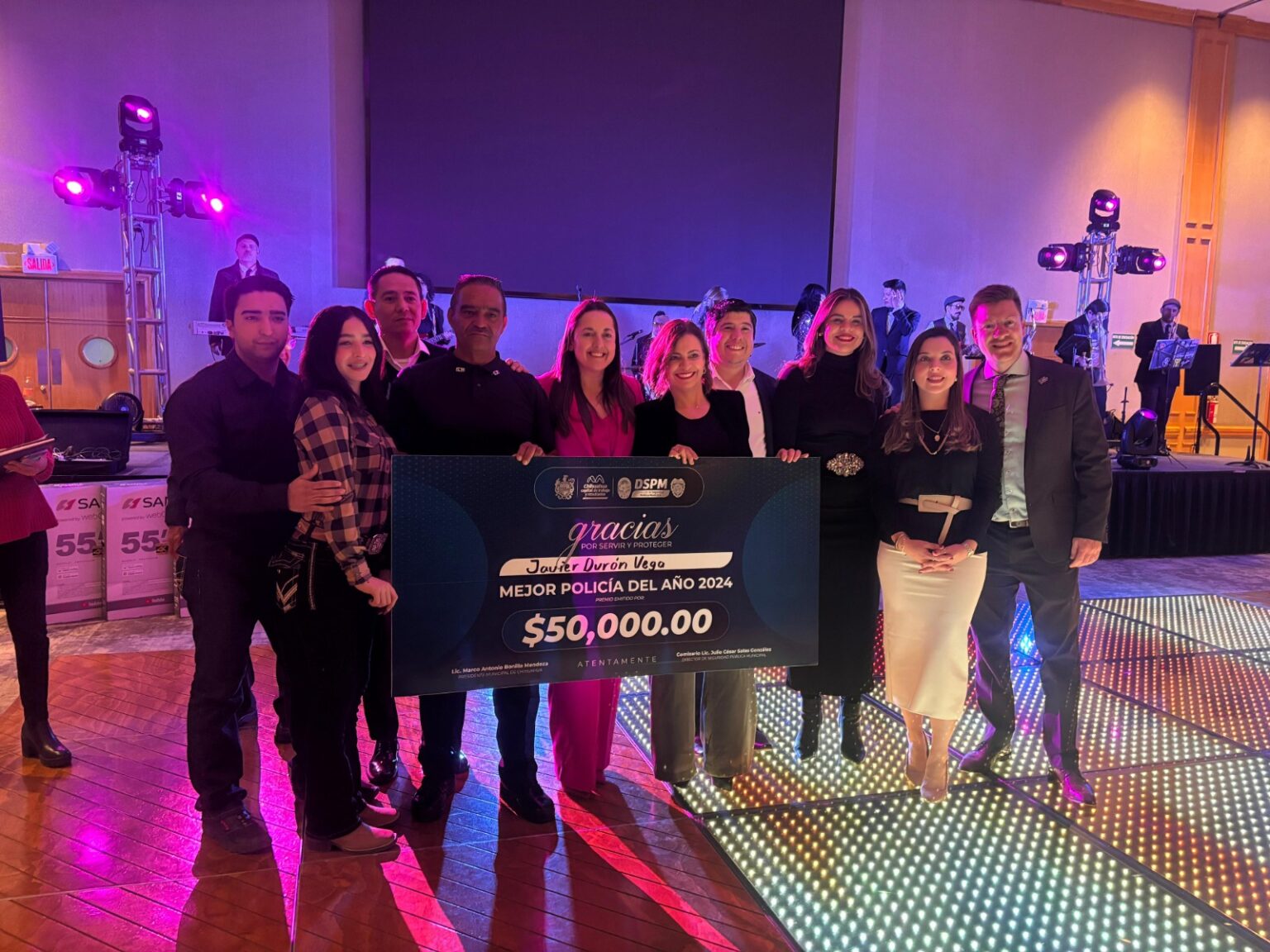 PREMIA GOBIERNO MUNICIPAL A POLICÍA DEL AÑO CON BONO ECONÓMICO DURANTE FIESTA DE GALA