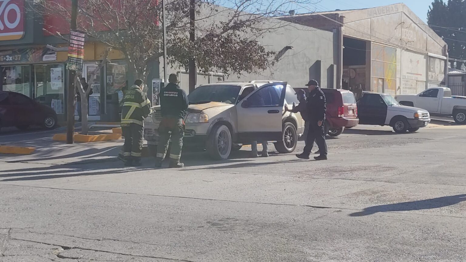SE INCENDIA CAMIONETA EN LA COLONIA ZARCO