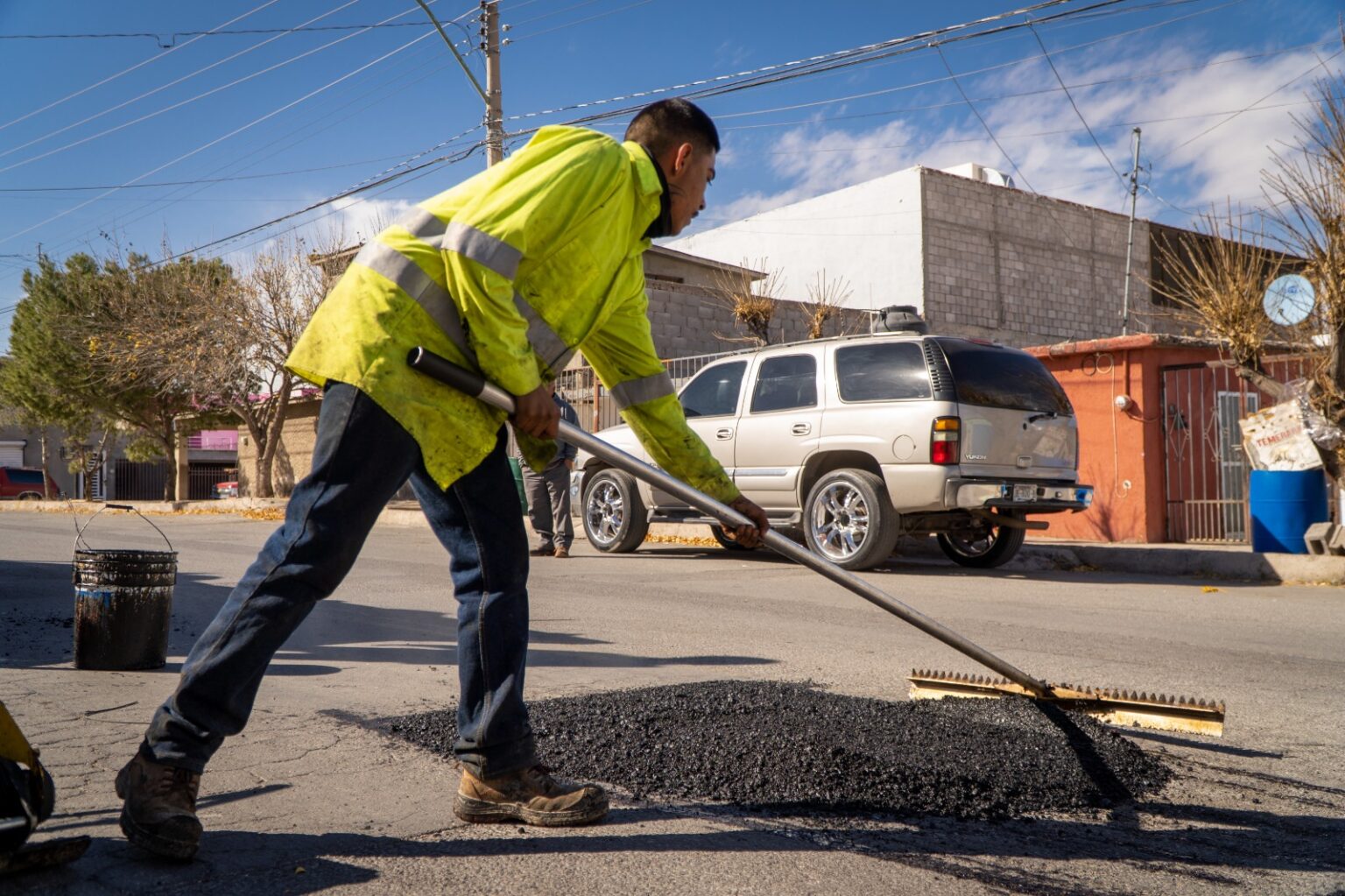 CONTINÚA ATENCIÓN DE BACHES EN COLONIAS DE LA CAPITAL