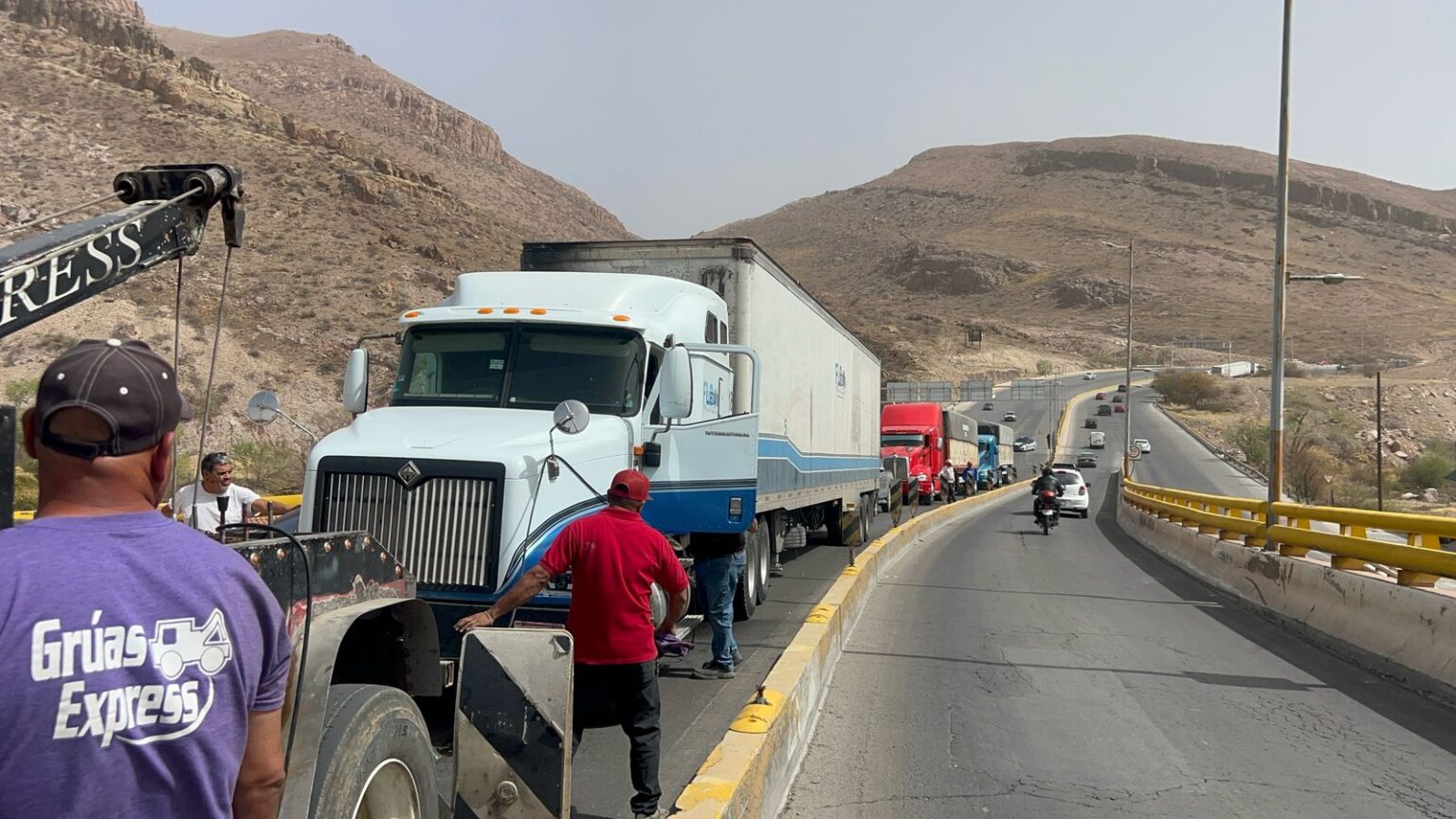 Carril insuficiente para circular; se quejan traileros del puente que conecta carretera a Aldama con Av. Juárez