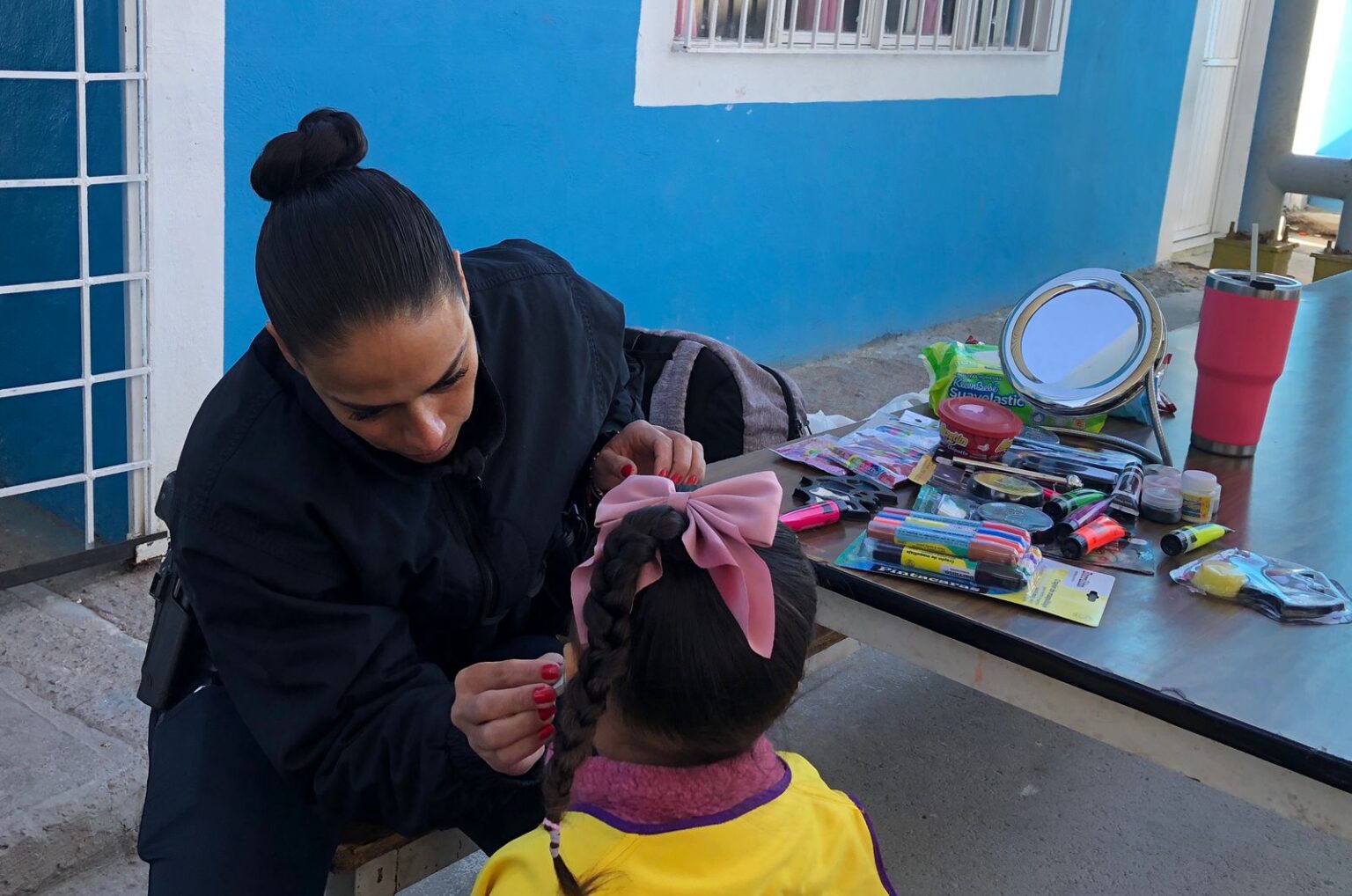 Llevan policías DARE y Club de Leones feria de la salud a asentamiento indígena