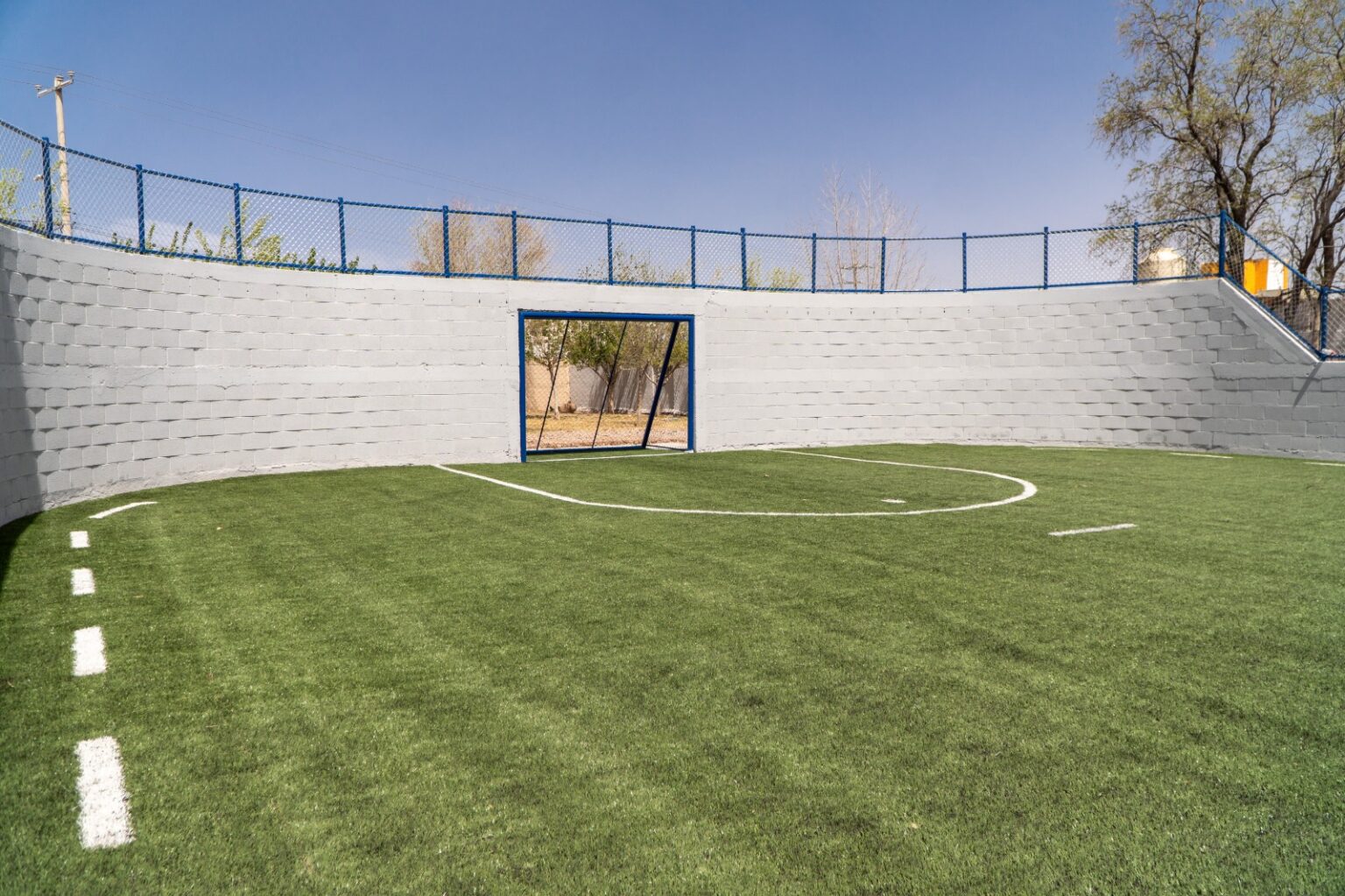 Construye Municipio cancha de futbol rápido en la primaria 20 Aniversario