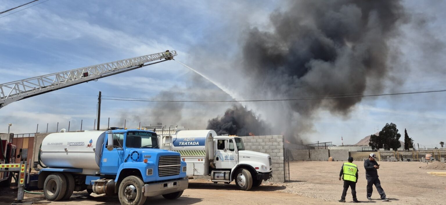 Controlan bomberos incendio en tarimera de colonia Aeropuerto