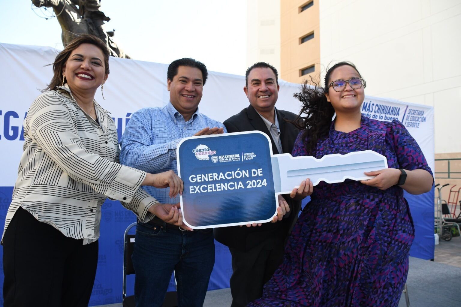 Entregan automóvil último modelo a ganadora del programa Generación de Excelencia