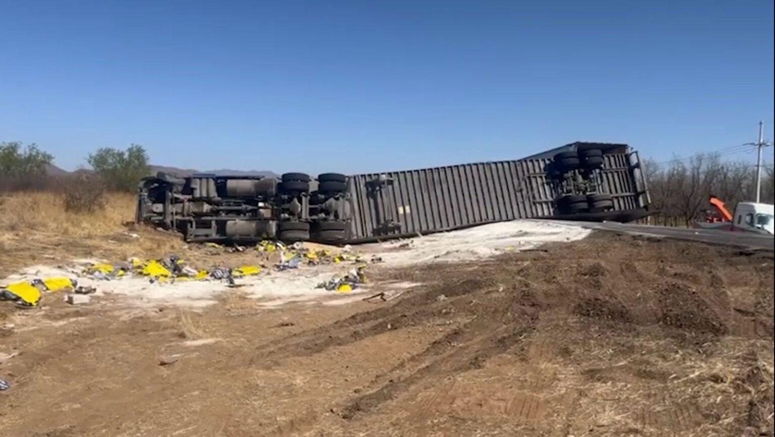 Volcó tráiler sobre la carretera a Ciudad Juárez