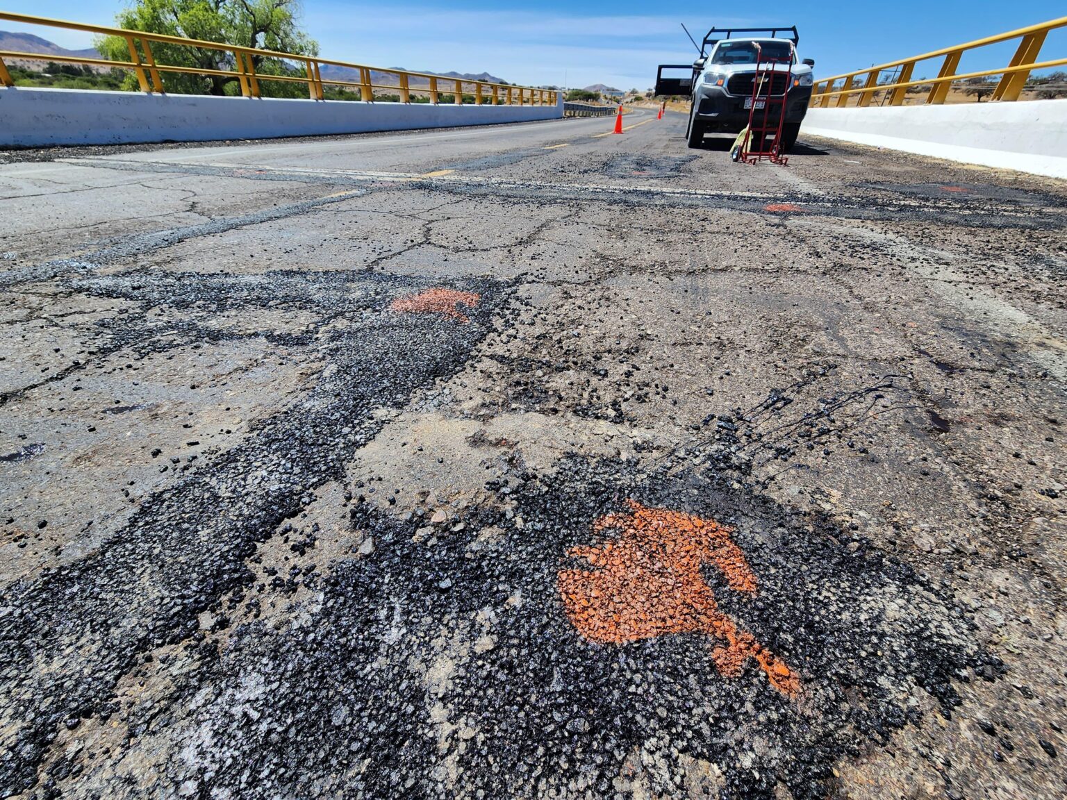 Alfredo «El Caballo» Lozoya realiza bacheo de carretera Los Charcos – Matamoros