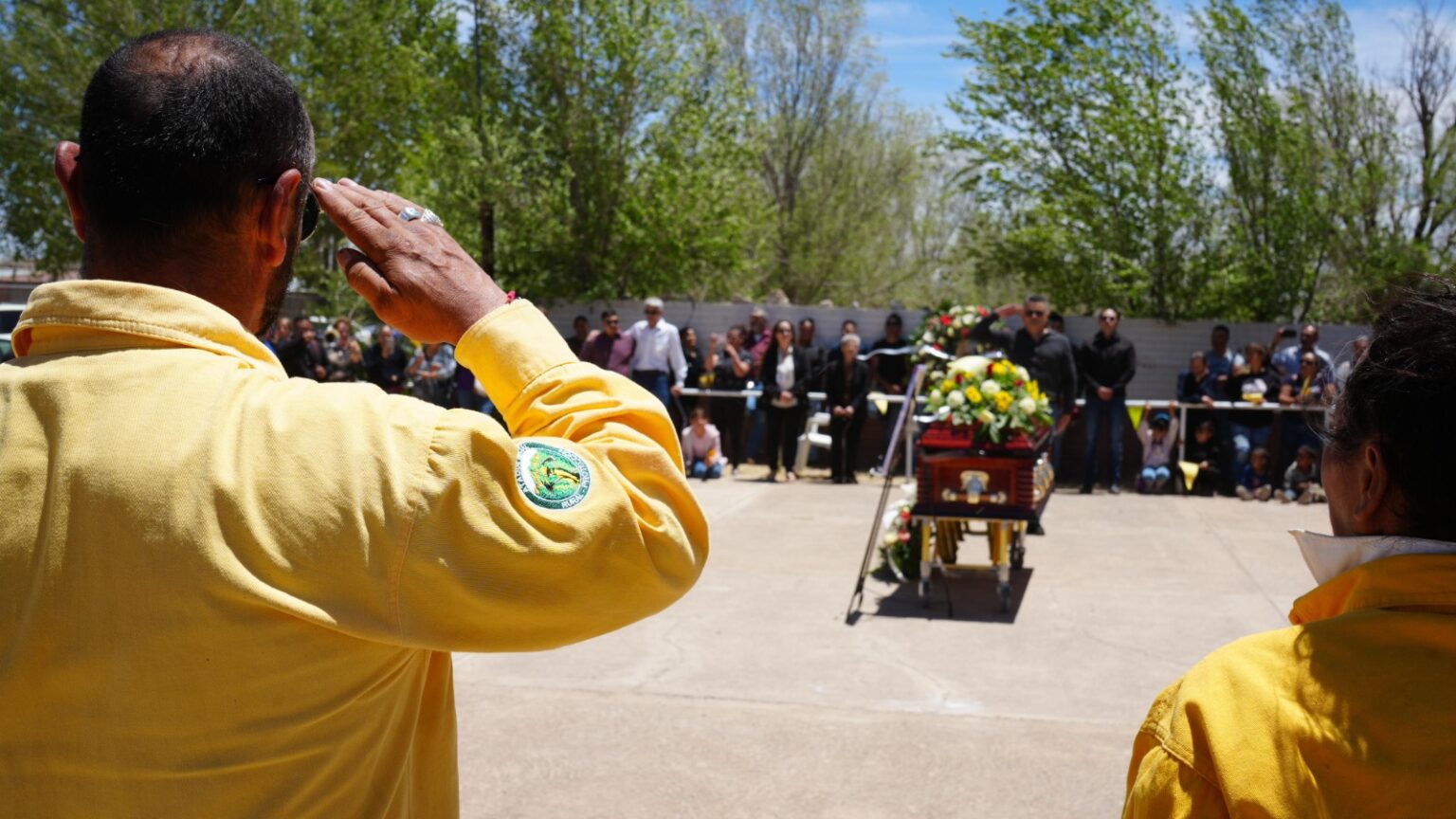 Rinden homenaje a brigadista contra incendios fallecido