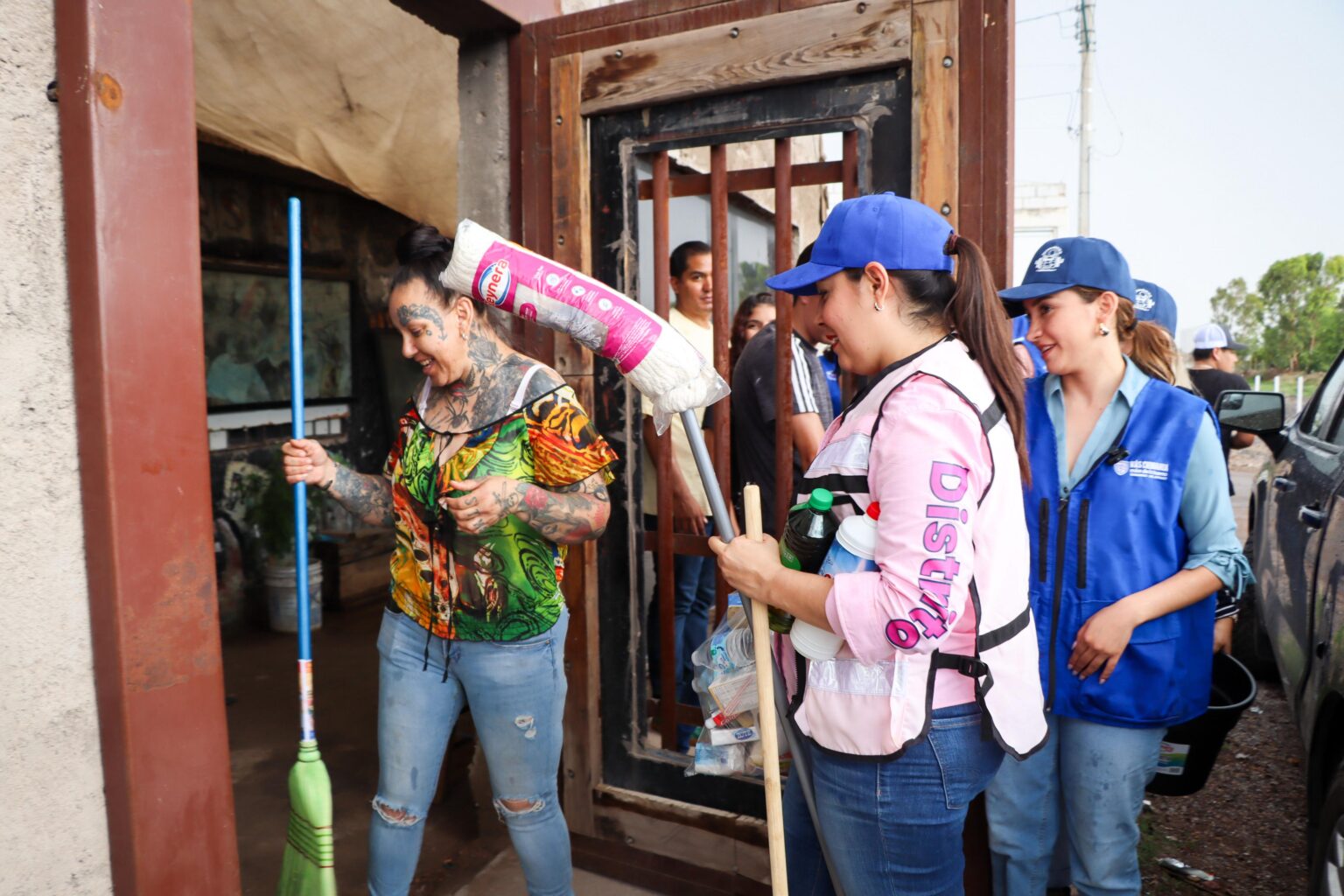 Joss Vega e ICHIJUV unen fuerzas para armar y entregar 100 costales con arena