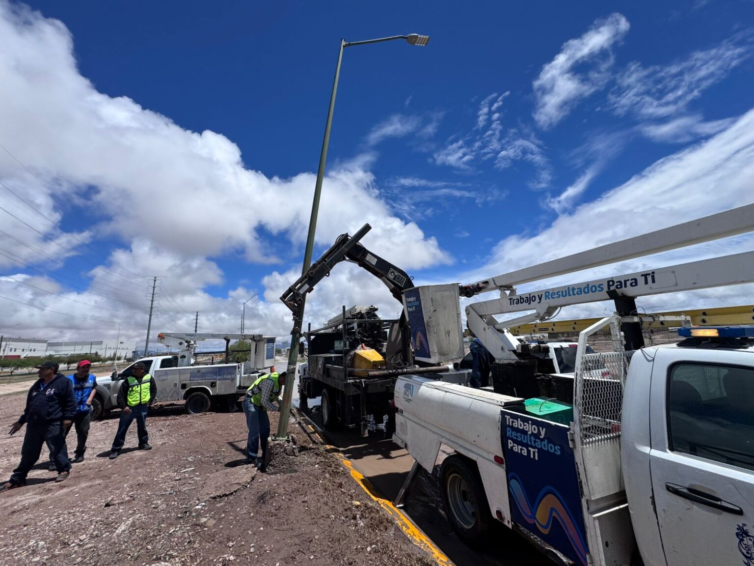Retira personal del Municipio cinco postes de alumbrado público en Praderas del Sur