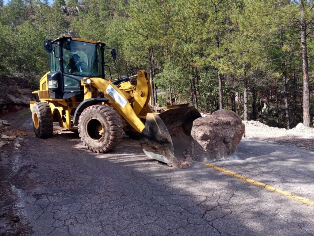Restablece SCOP paso seguro en la Sierra Tarahumara tras derrumbes por lluvias