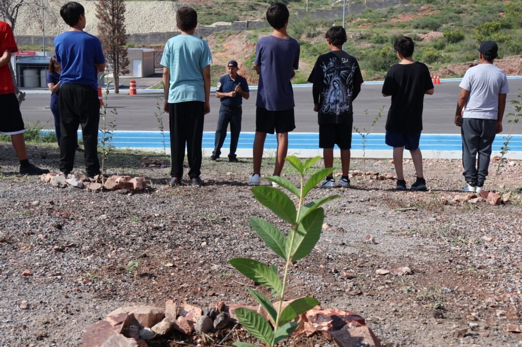Jóvenes con problemas de conducta plantan árboles en el ISSCUU