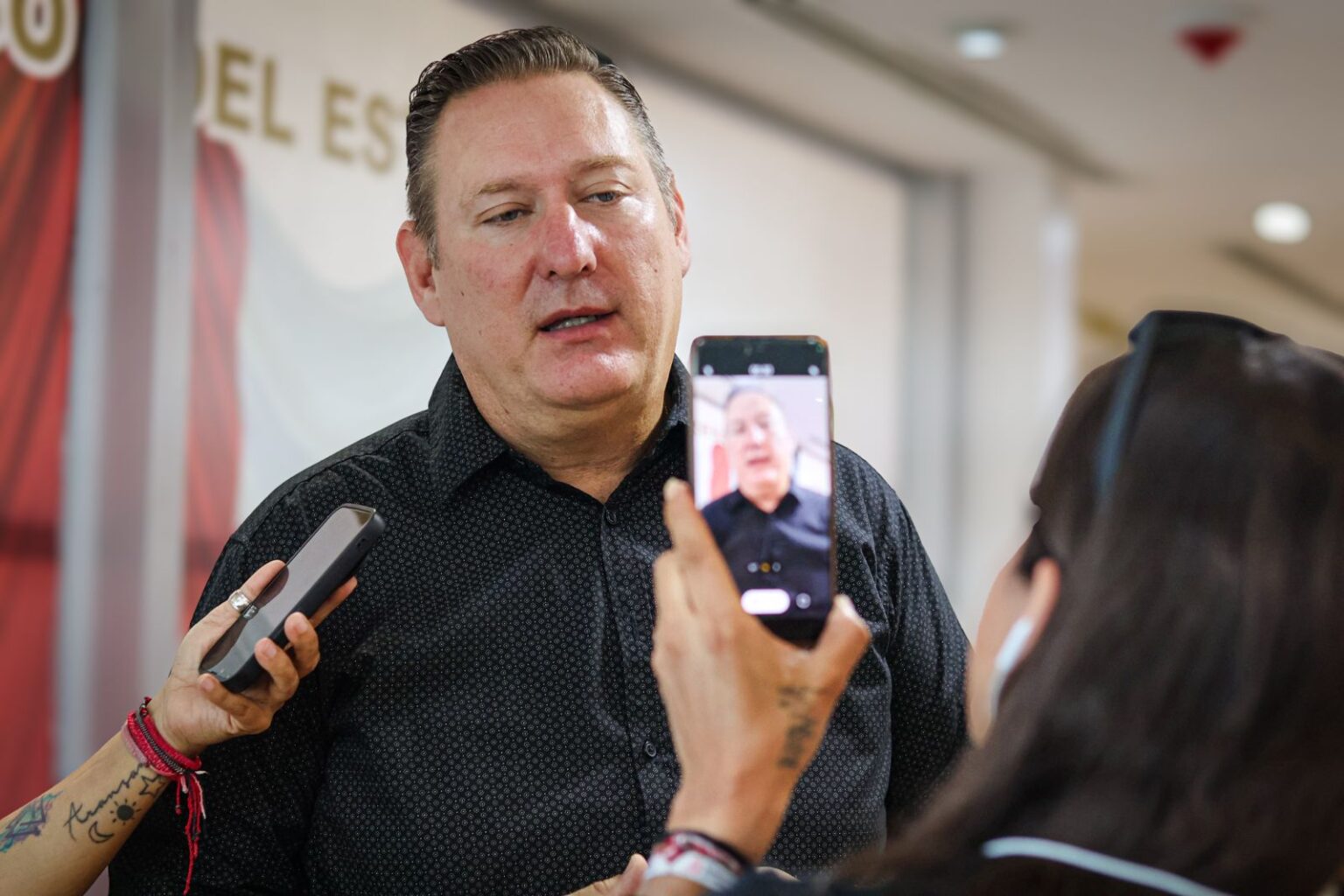 Propone Carlos Olson regular acceso de menores a redes sociales para proteger su desarrollo