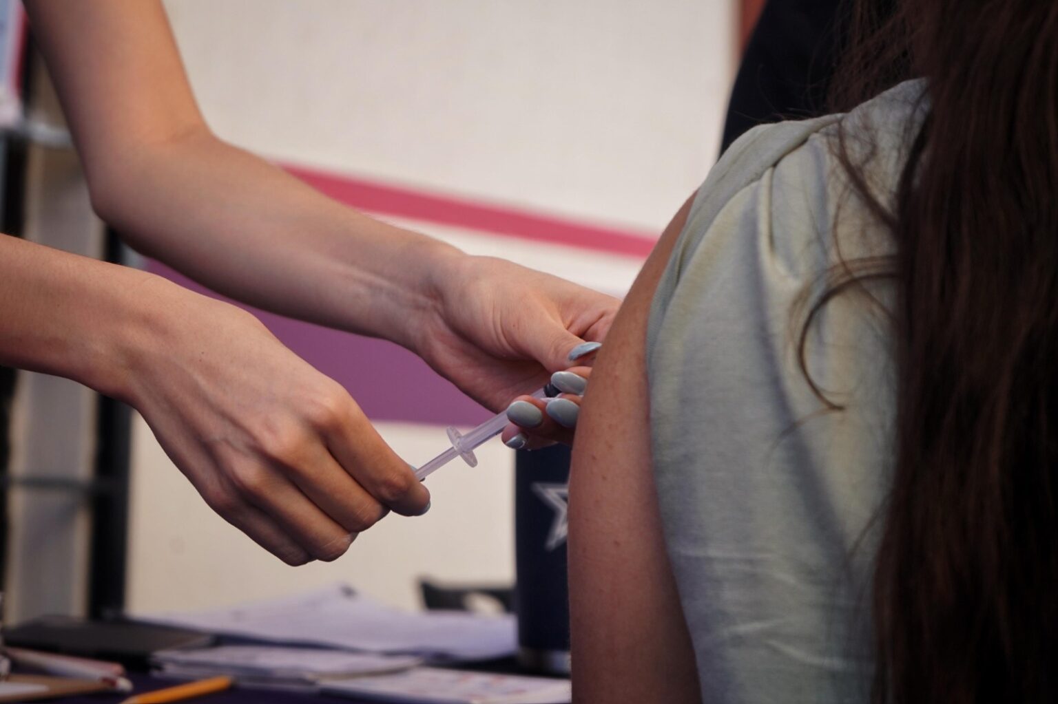 Apoya SDHyBC a 450 chihuahuenses con atenciones médicas y vacunas contra el sarampión