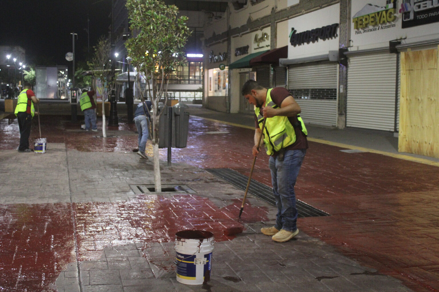 Aplica Gobierno Municipal pintura en calle Libertad